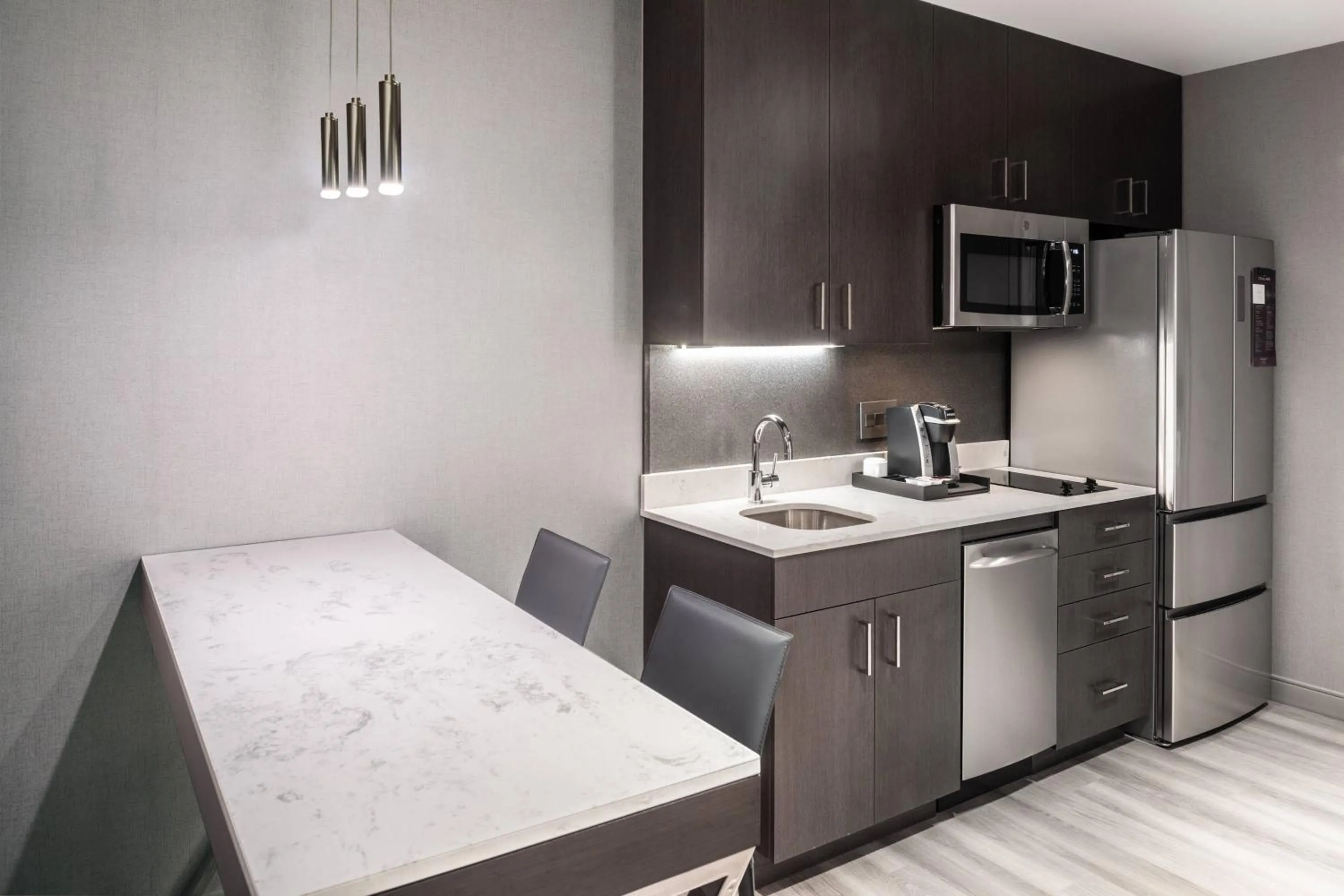 Kitchen or kitchenette, Bed in Residence Inn by Marriott Boston Waltham