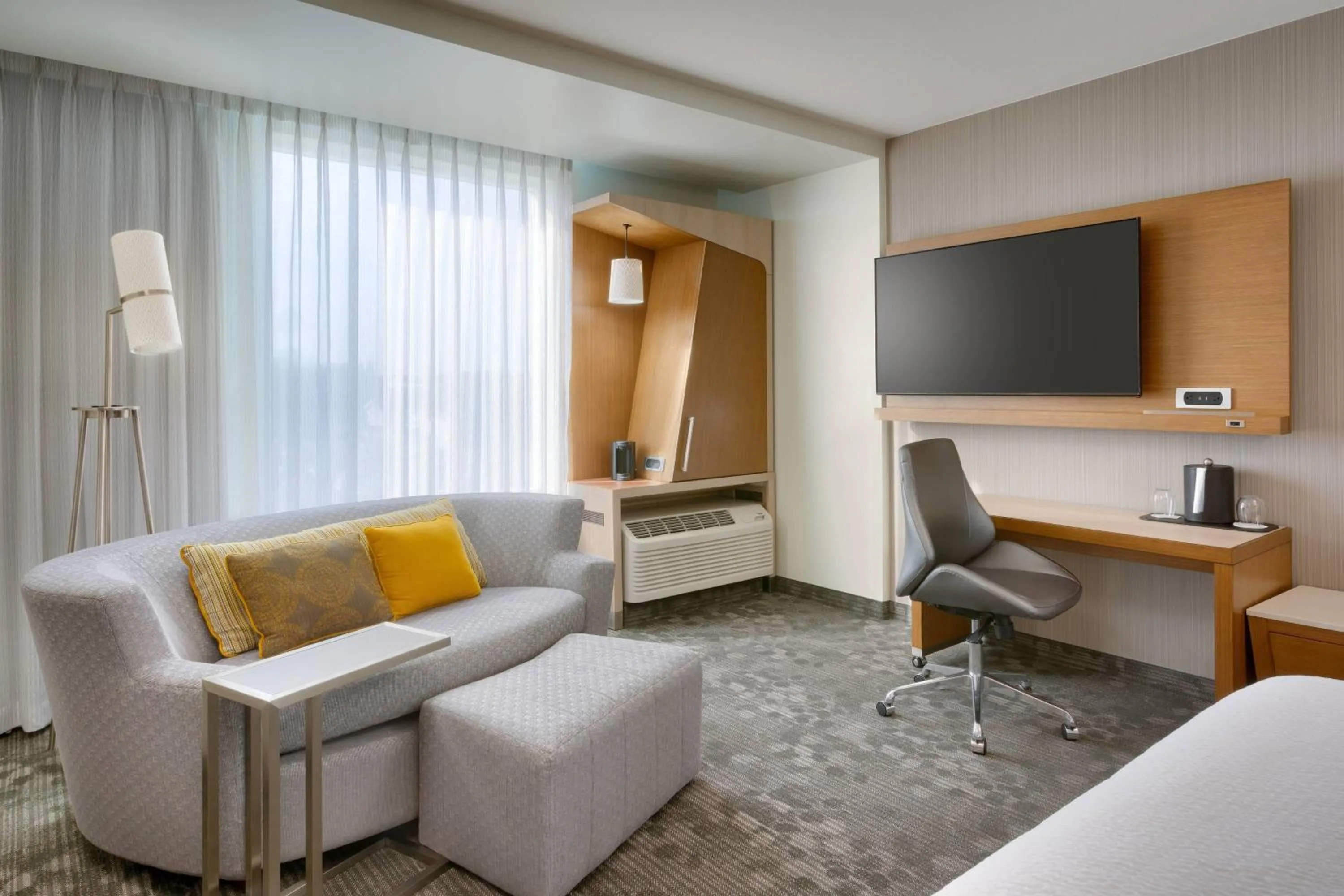 Photo of the whole room in Courtyard by Marriott Los Angeles LAX/Hawthorne