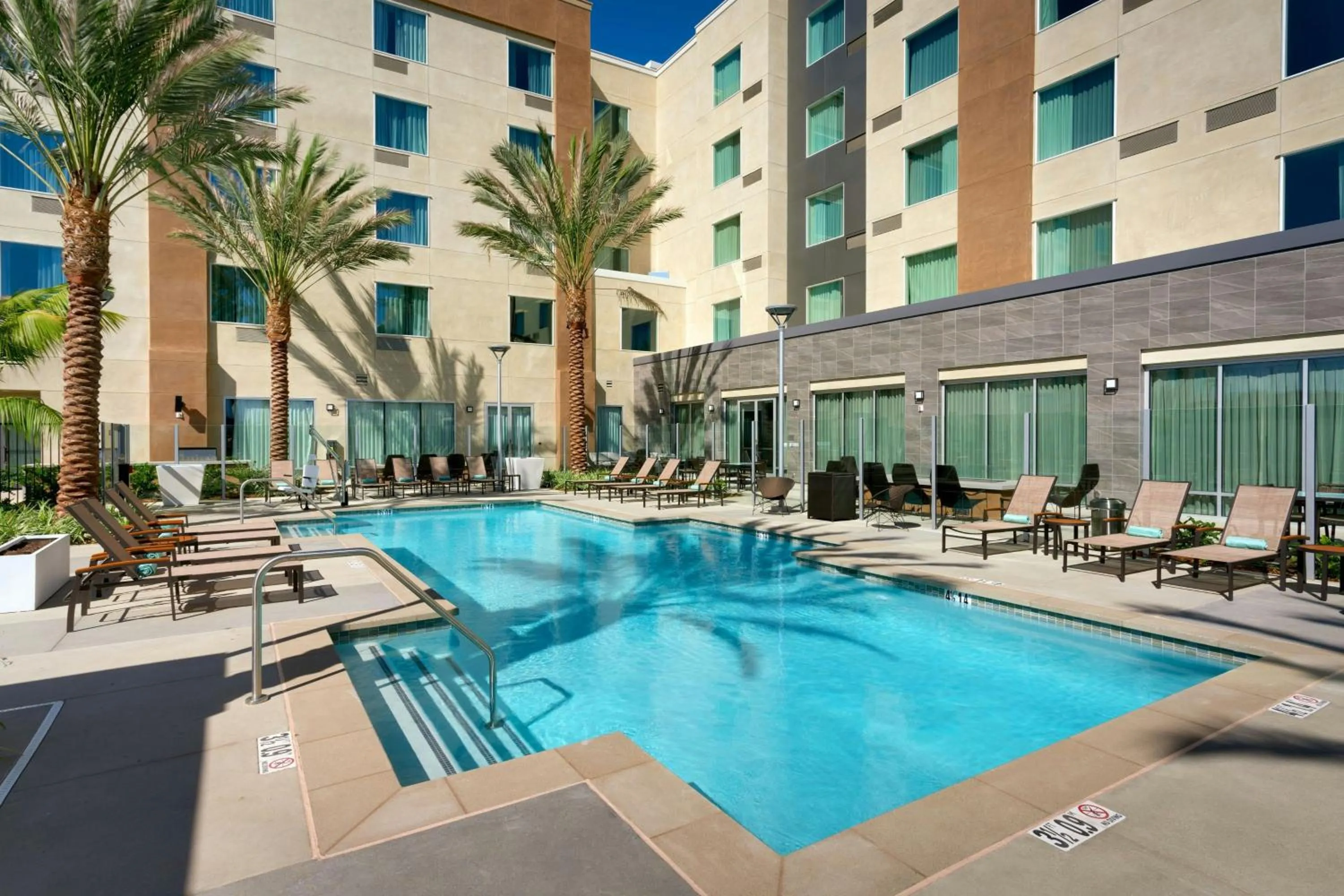 Swimming pool in Courtyard by Marriott Los Angeles LAX/Hawthorne