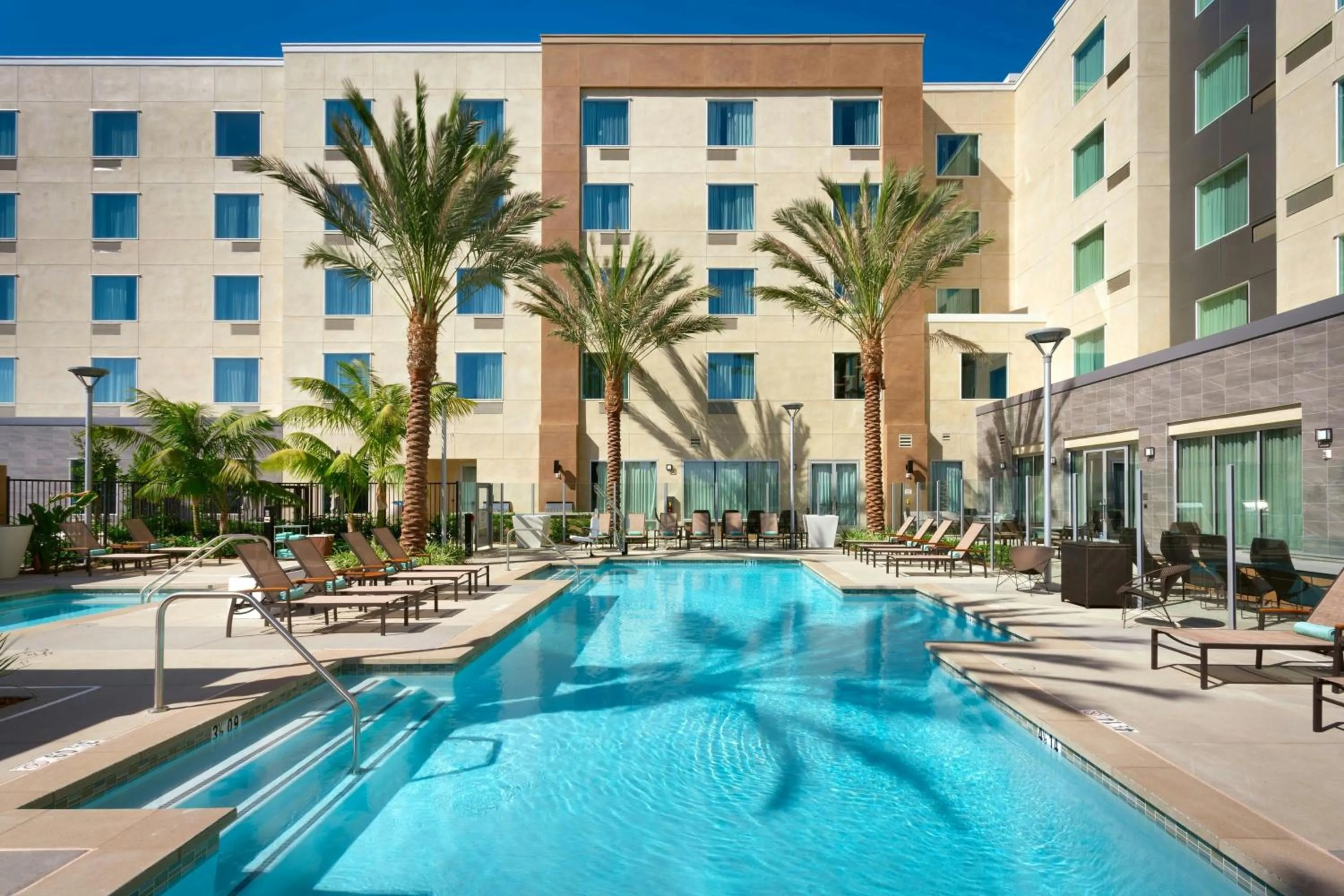 Swimming pool in Courtyard by Marriott Los Angeles LAX/Hawthorne