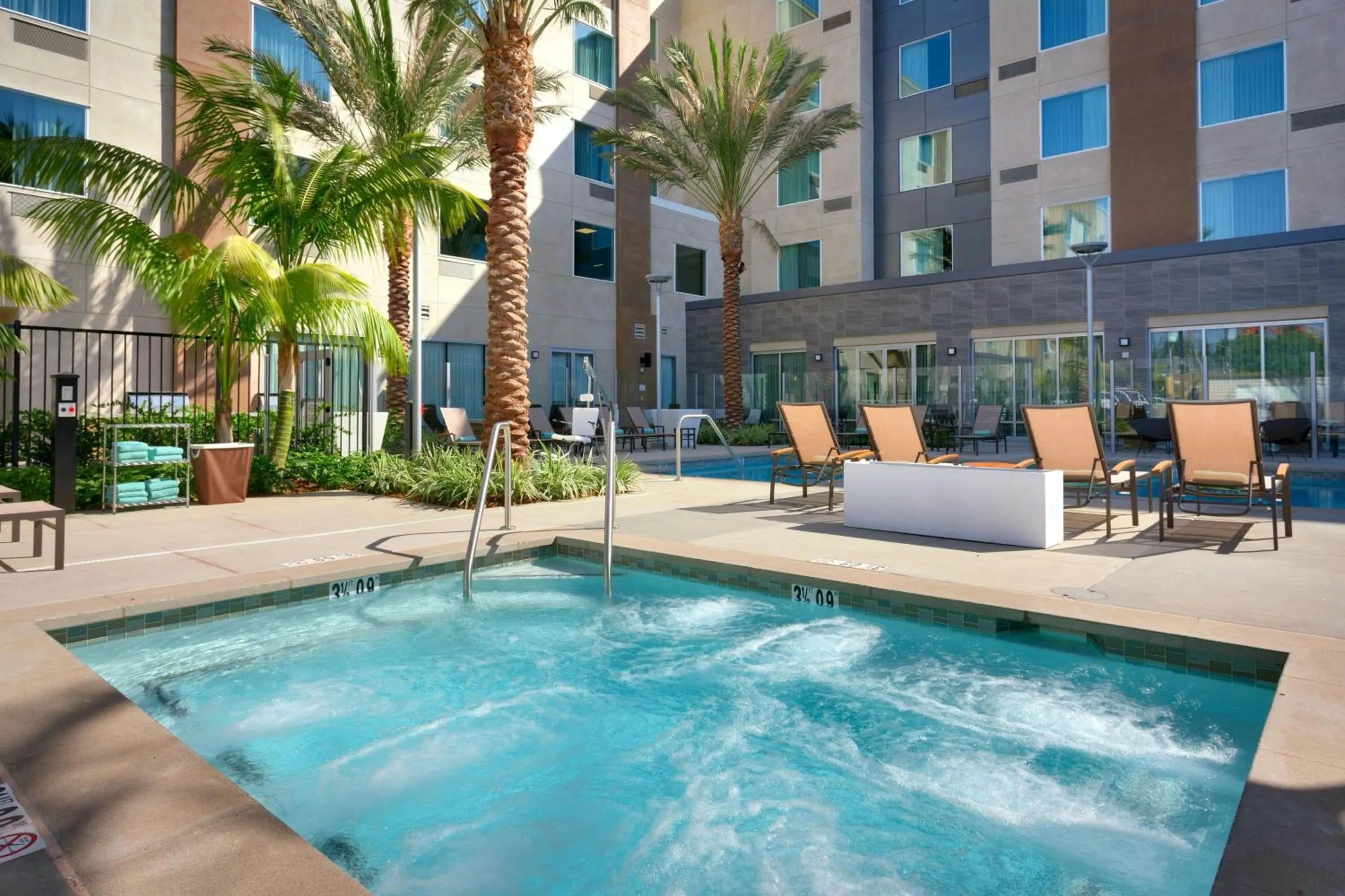 Swimming pool in TownePlace Suites by Marriott Los Angeles LAX/Hawthorne