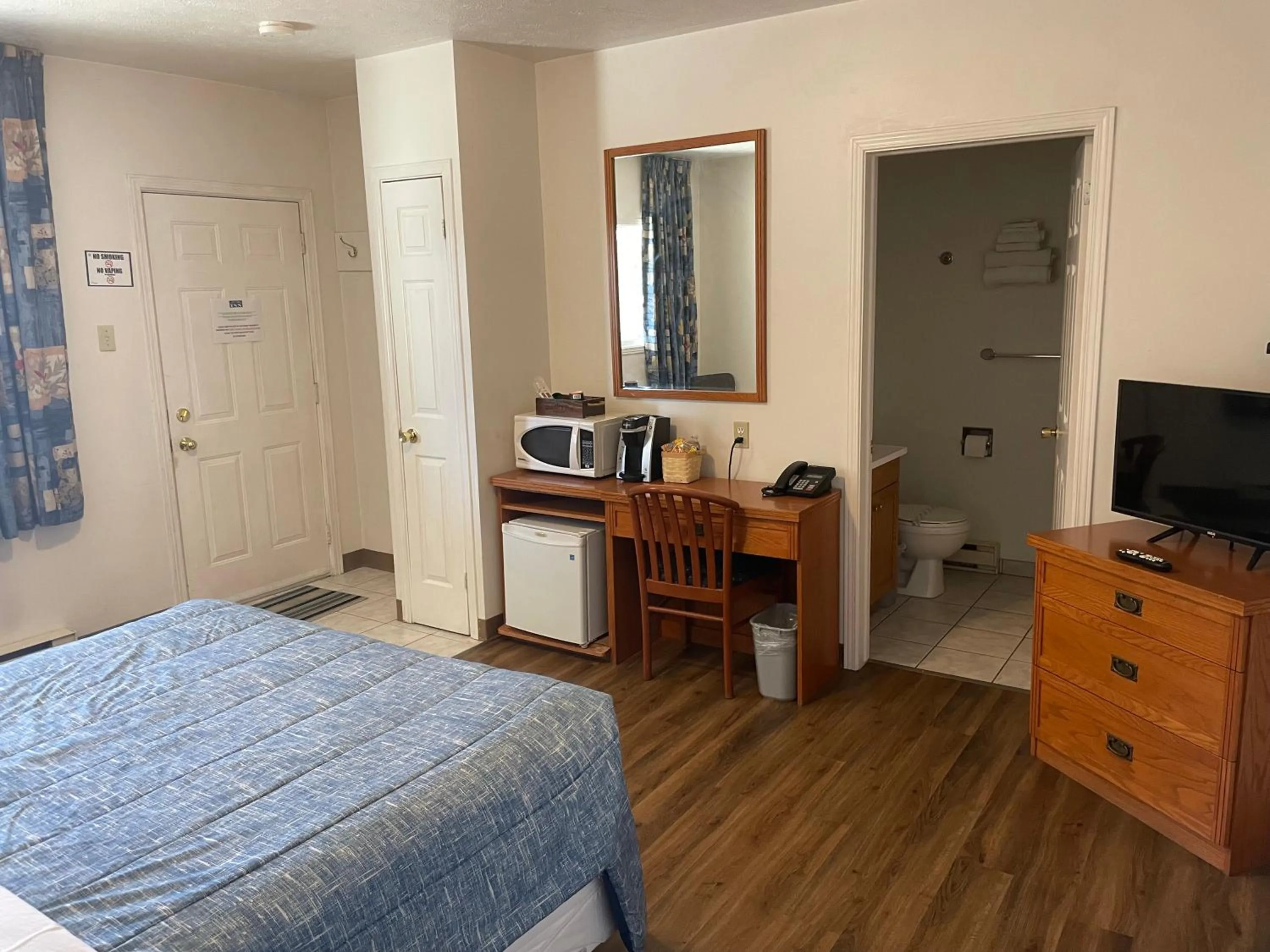 Bathroom, Bed in Country Inn Listowel