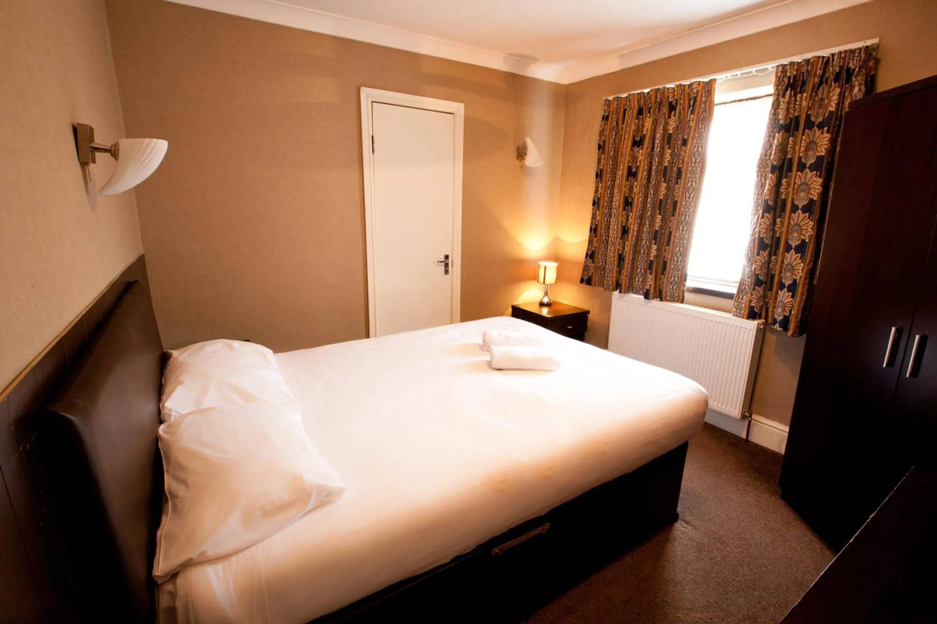 Toilet in Rossmore Hotel