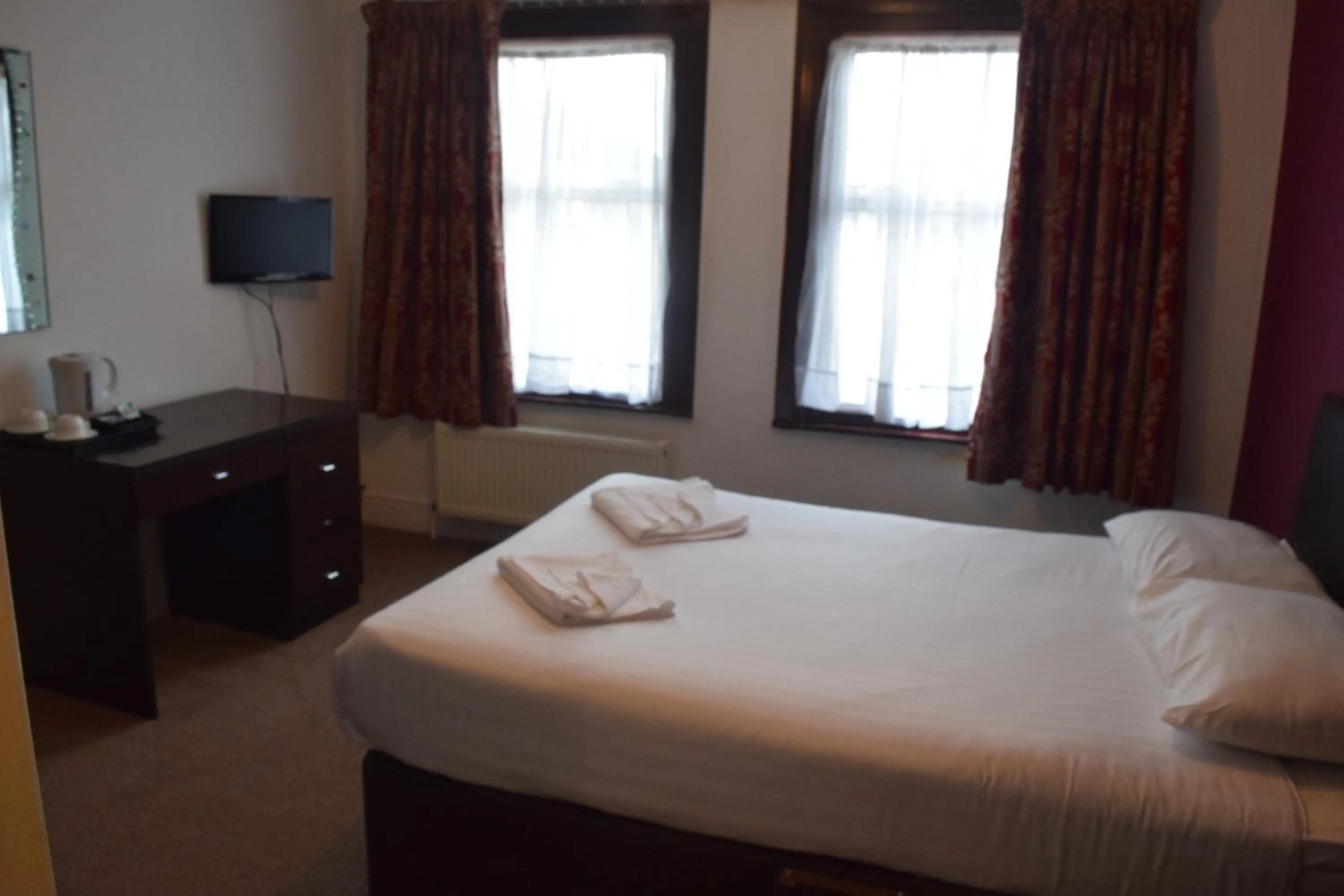 Toilet, TV/Entertainment Center in Rossmore Hotel