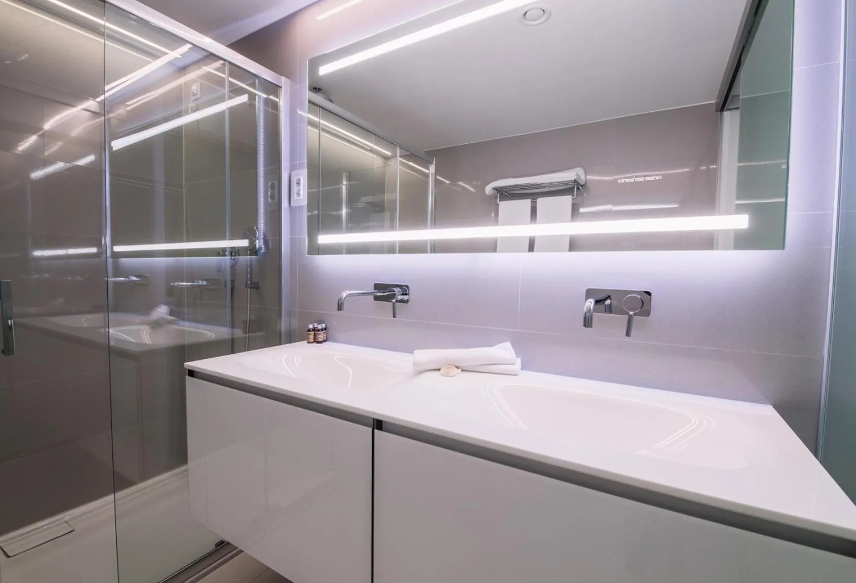 Bathroom in Aparthotel Joel