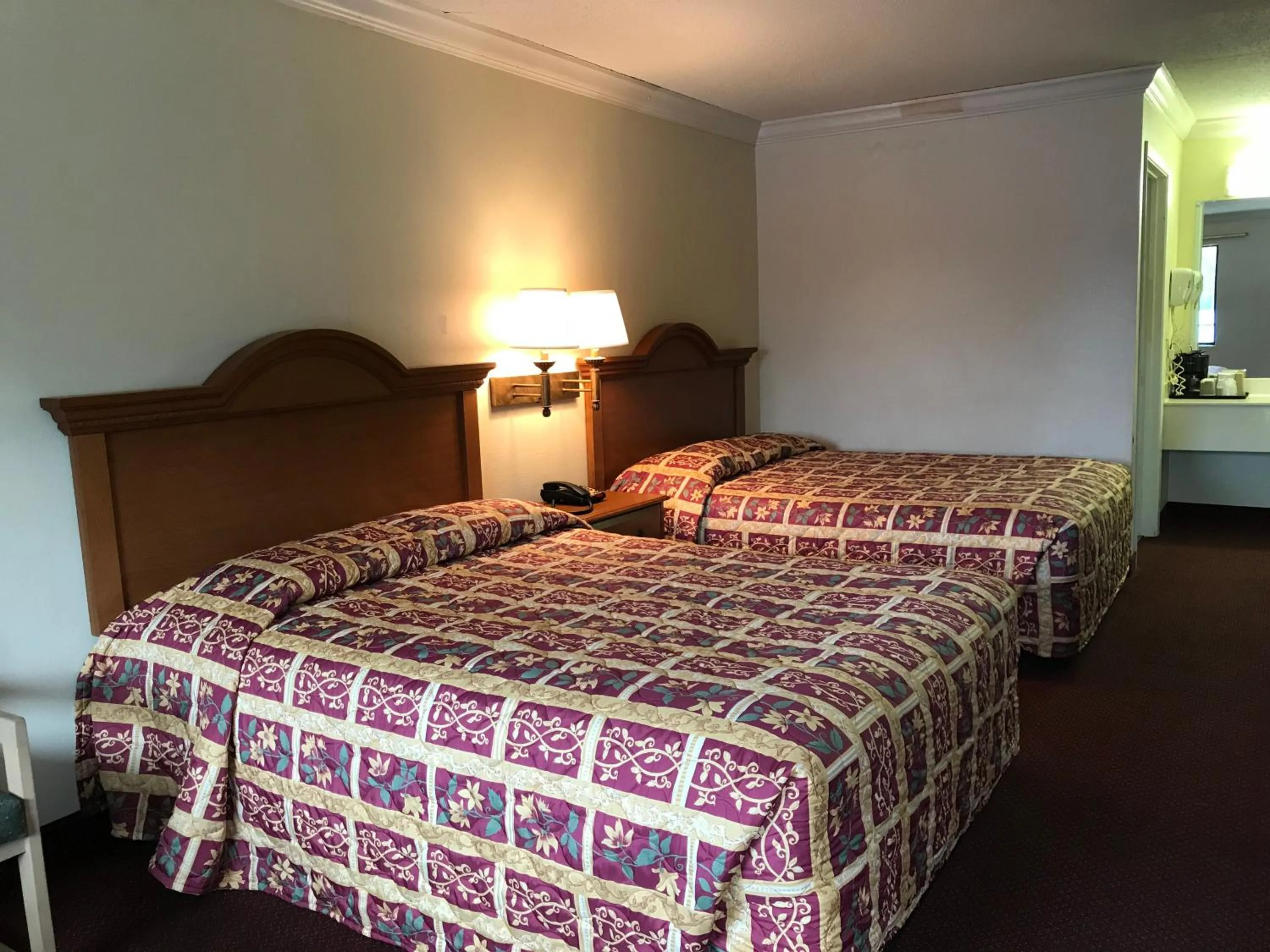 Bedroom, Bed in Bayfront Inn Biloxi