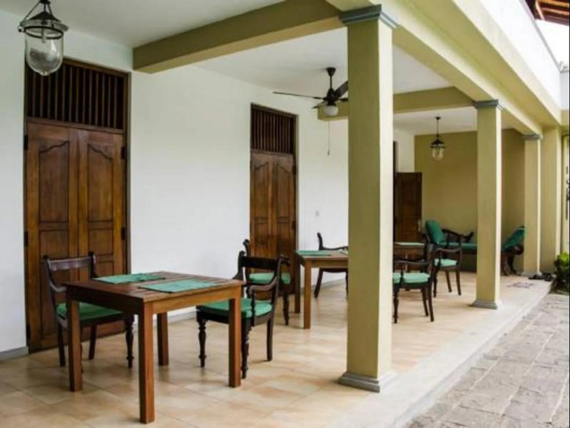 Restaurant/places to eat in Villa Tara