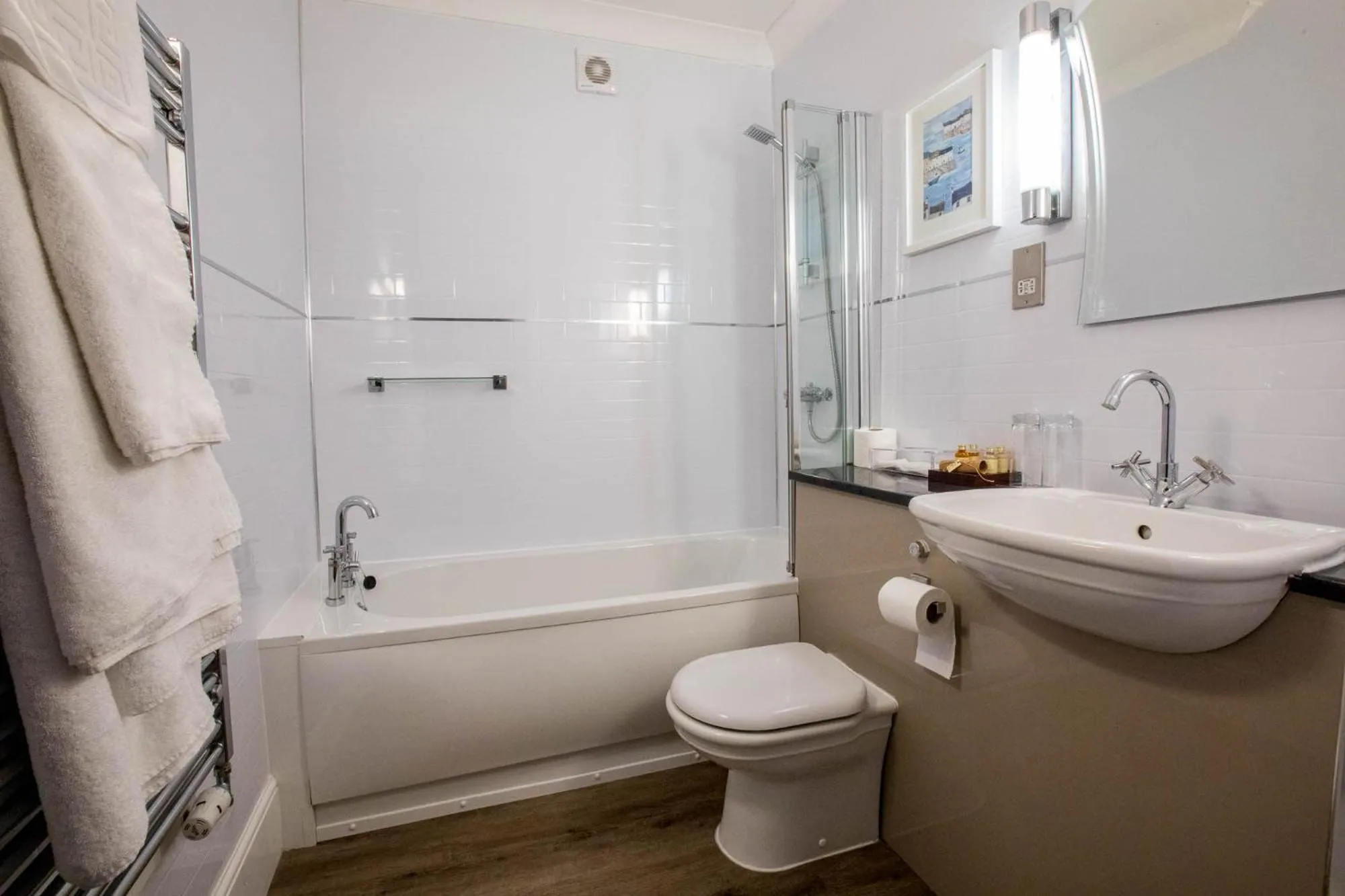 Shower in The Sun Hotel & Bar