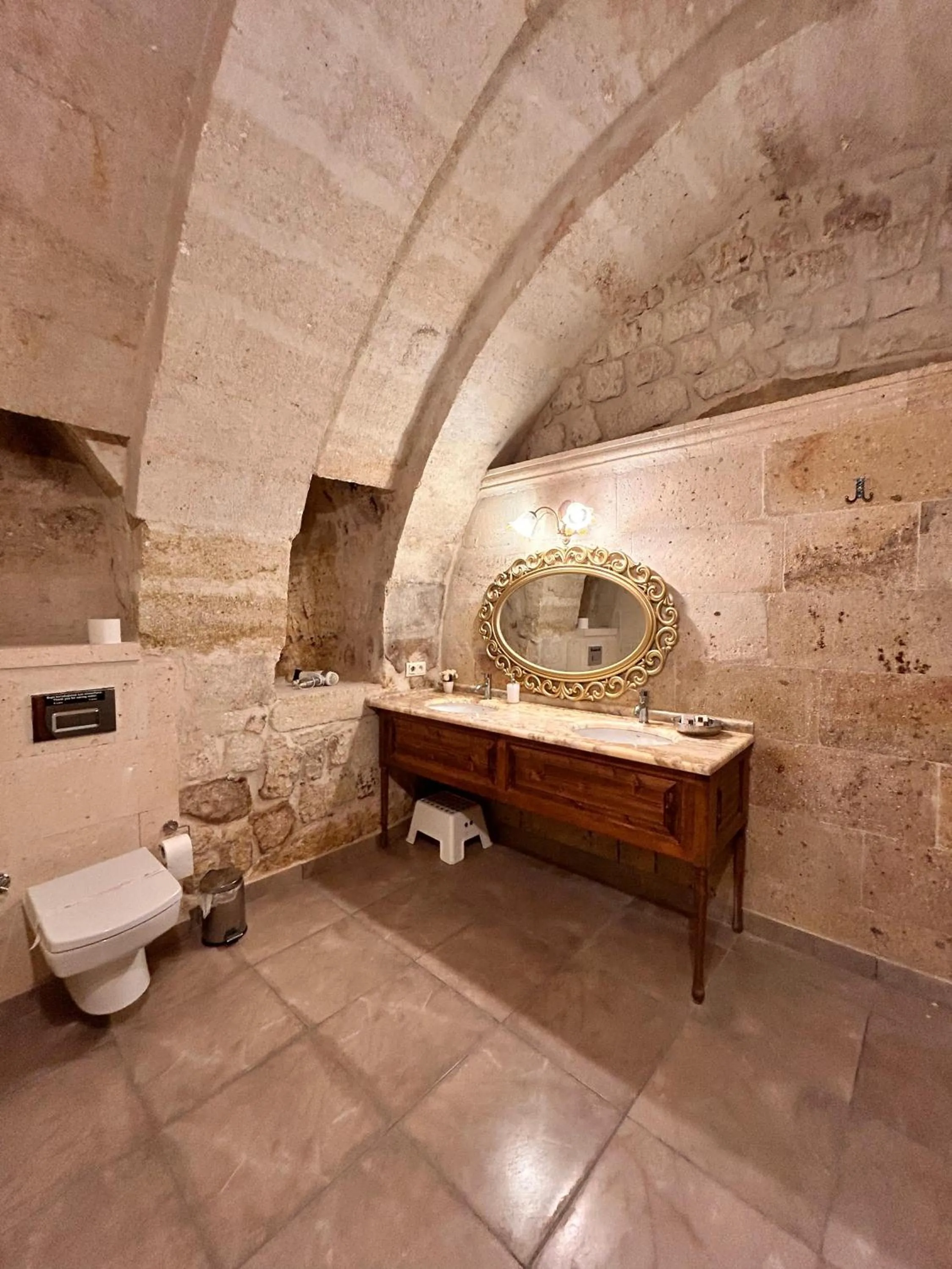 Toilet in Hotel Temenni Evi