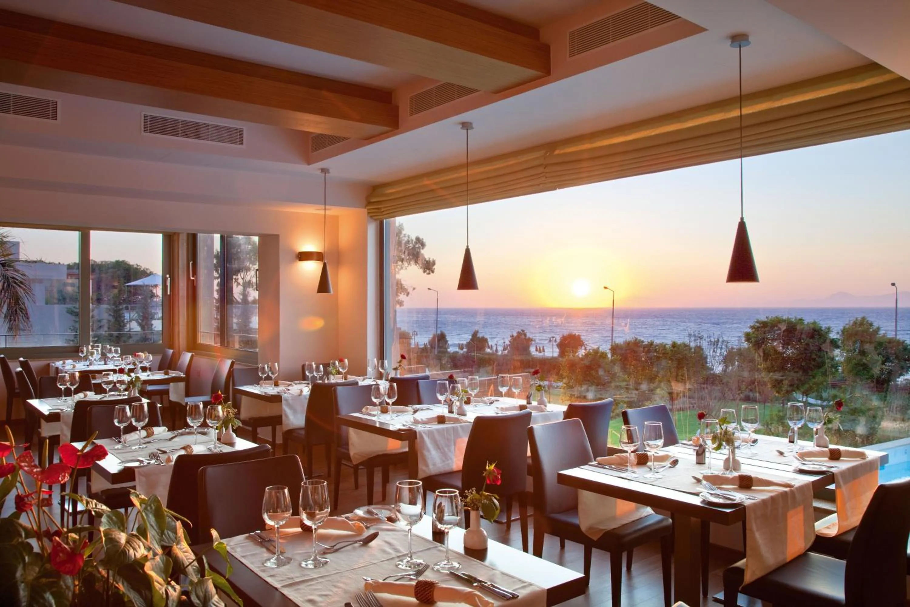 Restaurant/Places to Eat in Elite Suites by Rhodes Bay
