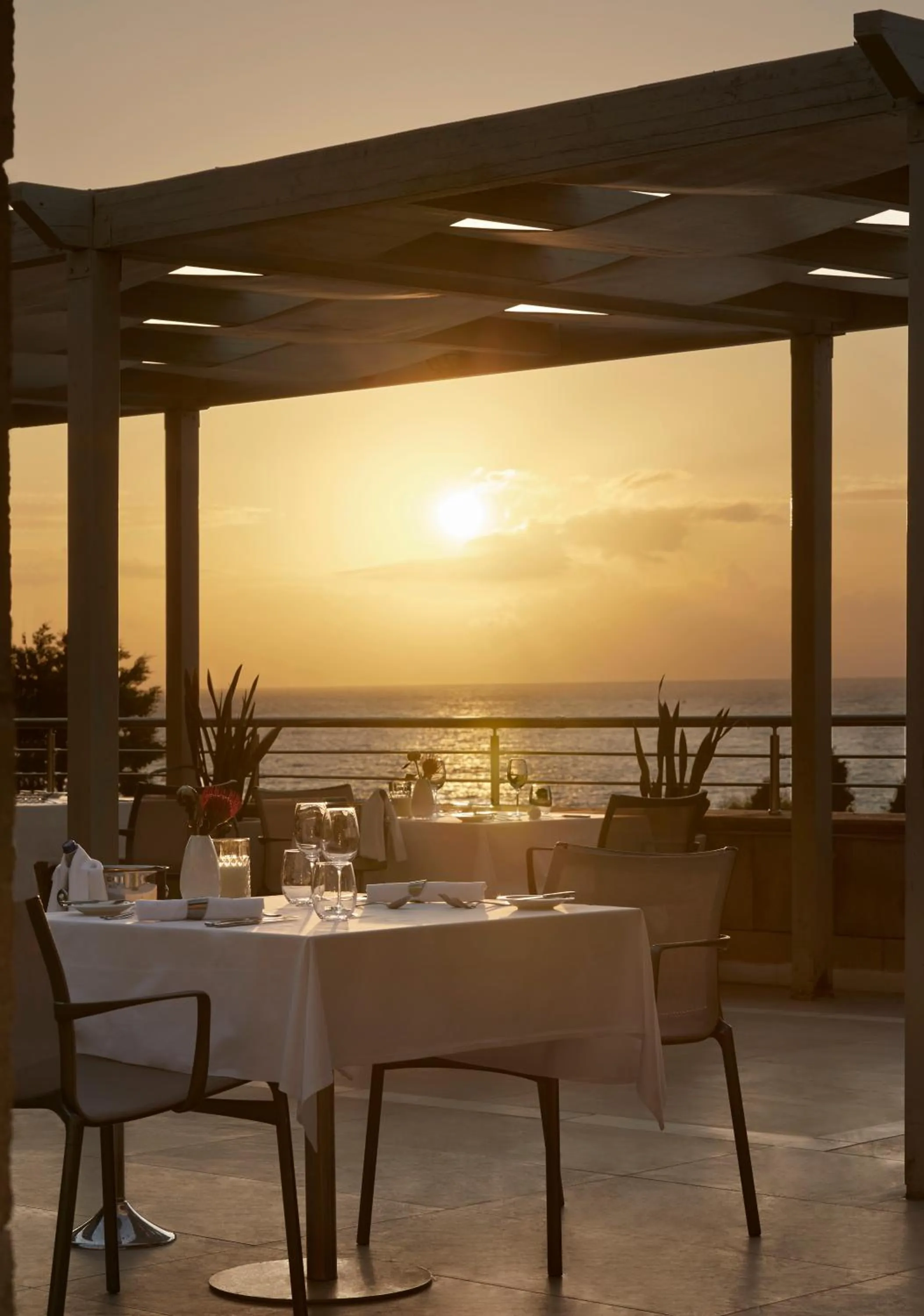 Restaurant/Places to Eat in Elite Suites by Rhodes Bay
