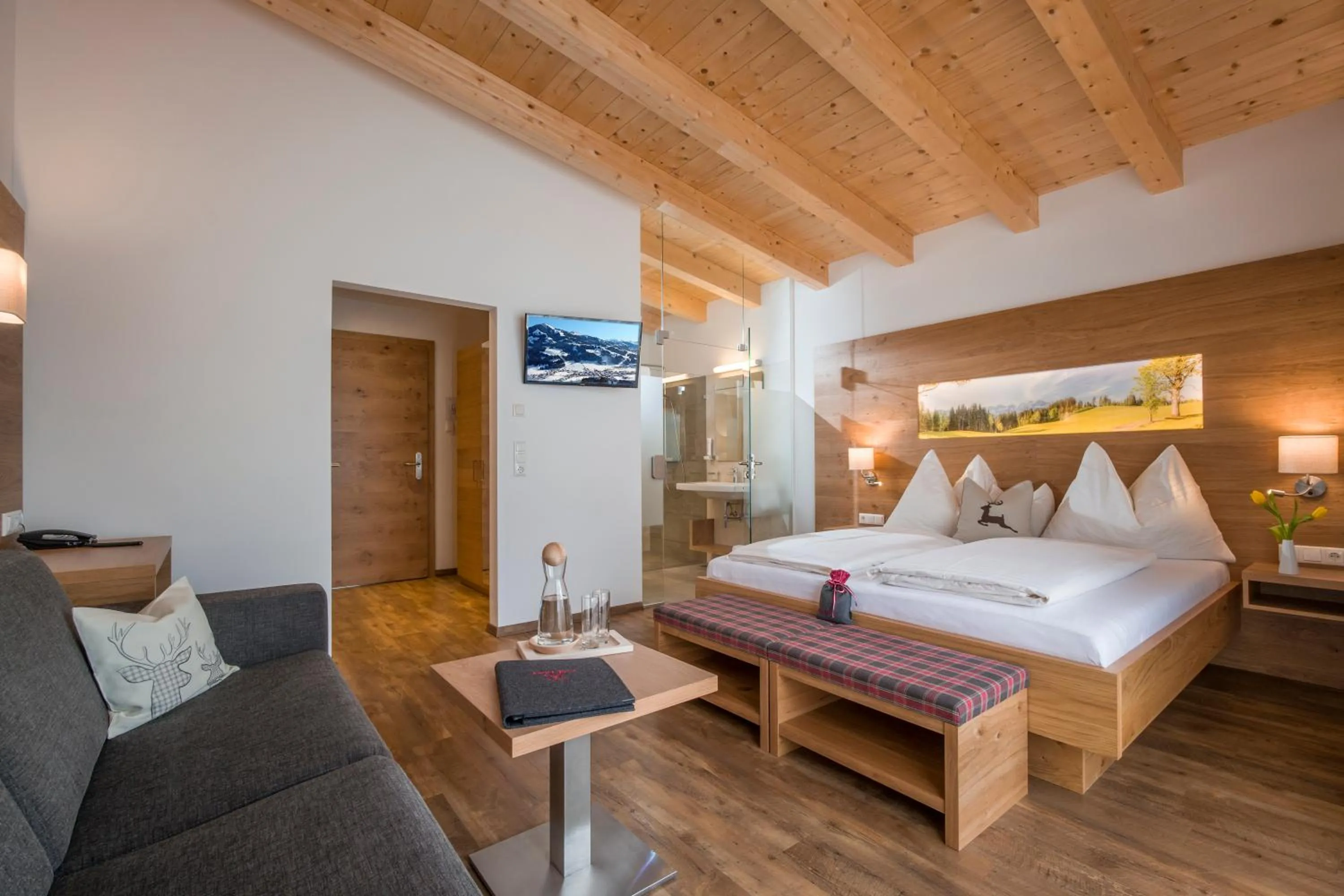 Photo of the whole room, Bed in Hotel Post