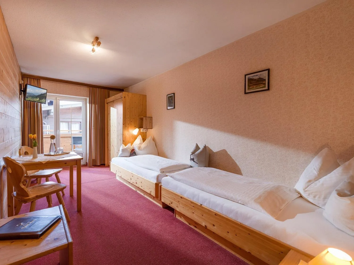 Photo of the whole room, Bed in Hotel Post