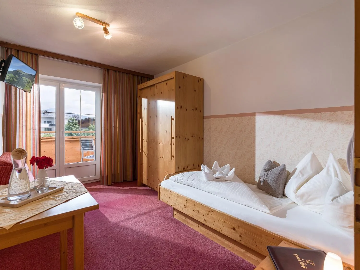 Photo of the whole room, Bed in Hotel Post