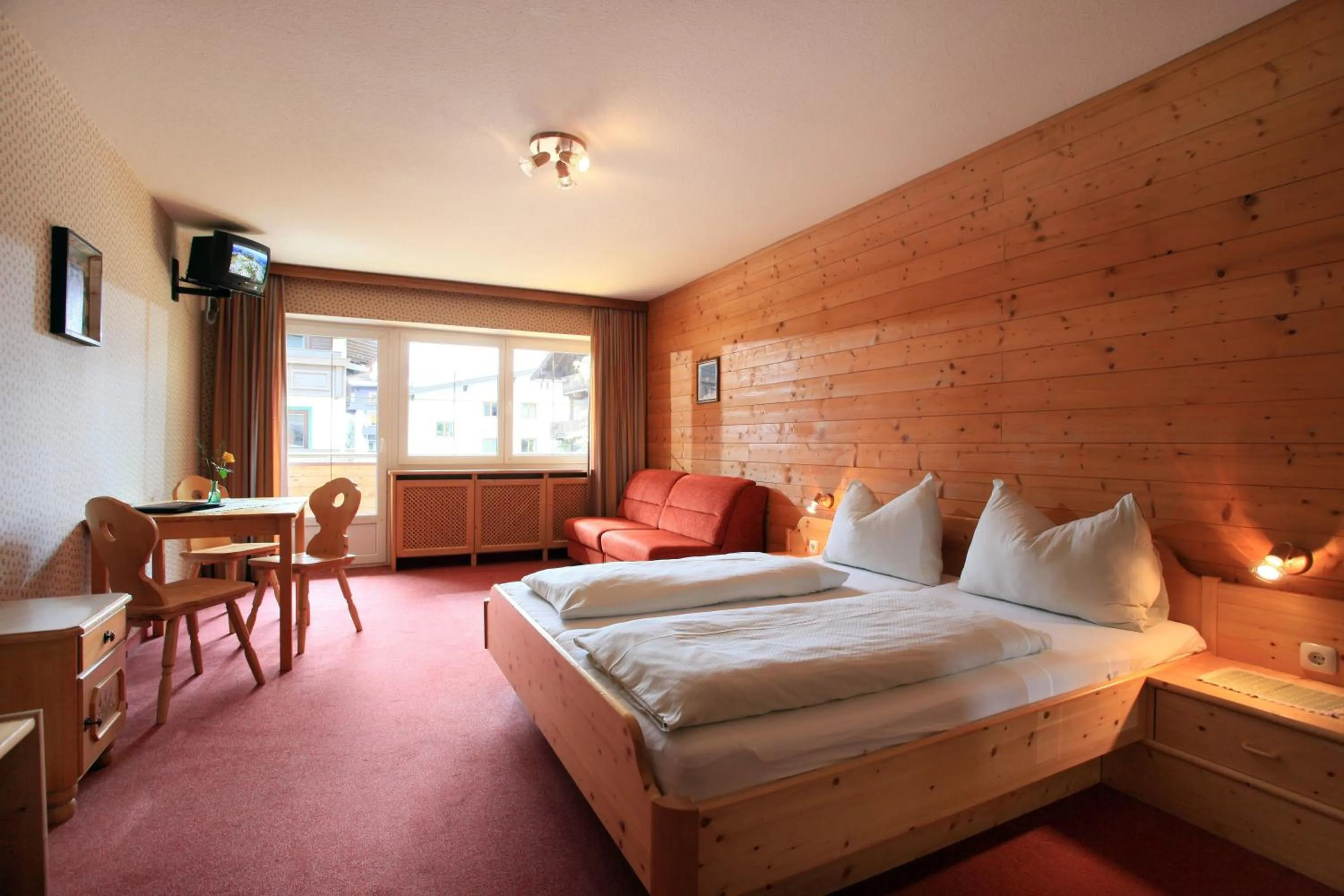 Photo of the whole room, Bed in Hotel Post