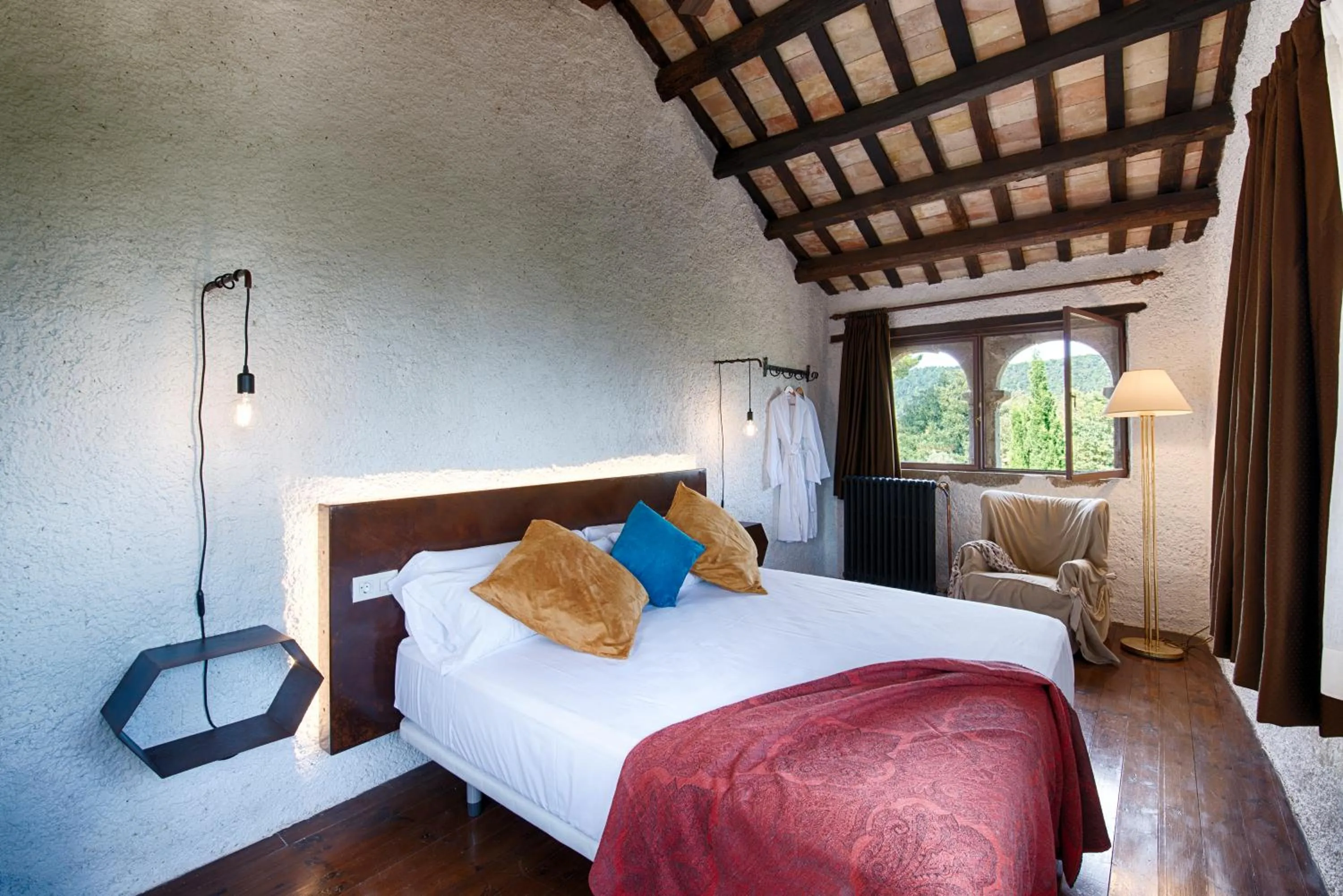 Photo of the whole room, Bed in Masia Can Pou