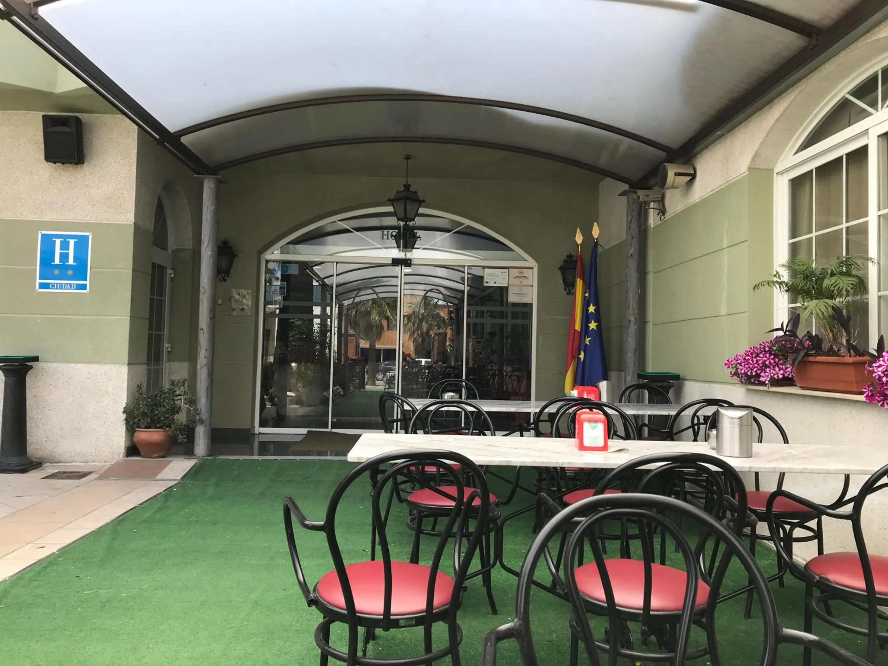 Facade/entrance in Hospedium Hotel Twist