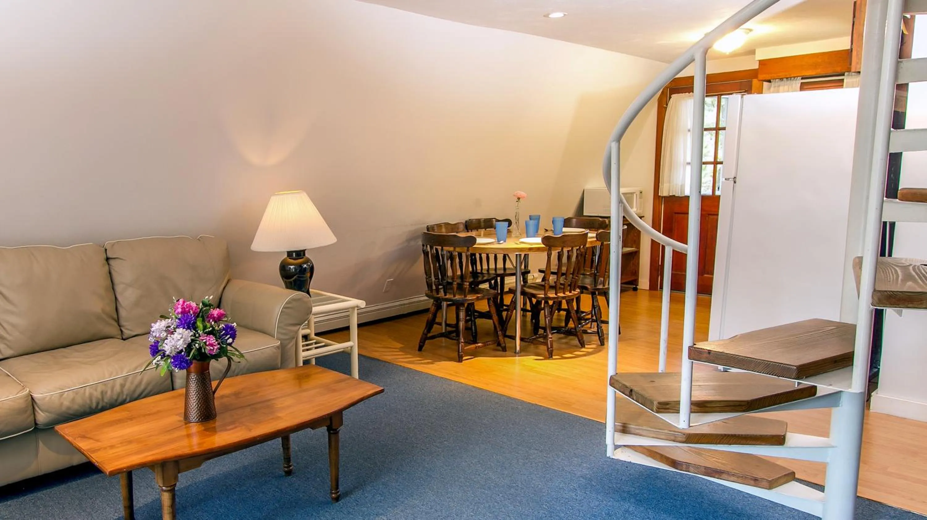 Seating area in Self-Sufficient Cottages at Even'tide Resort