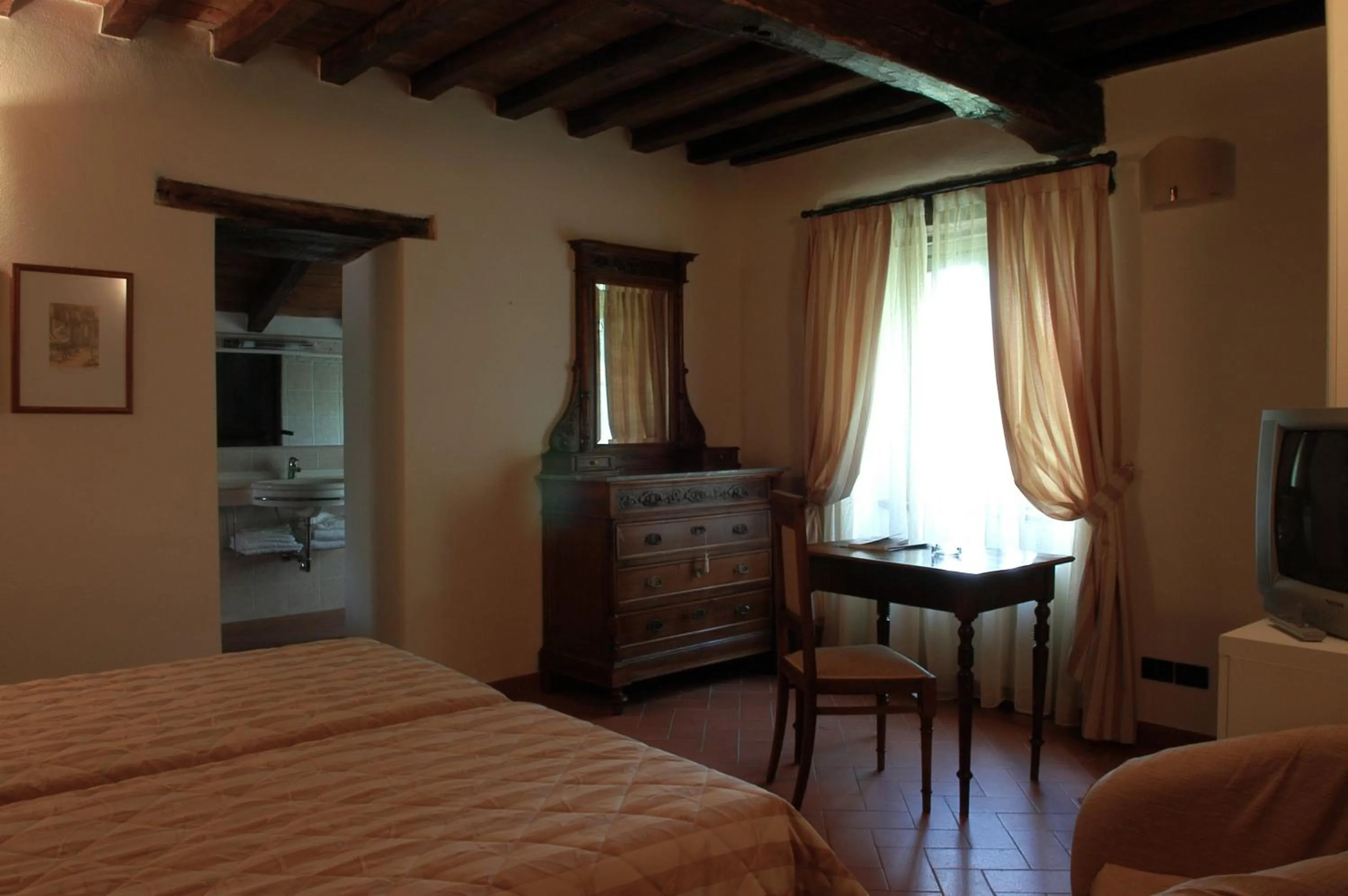 Bathroom, Bed in Palazzo Loup Hotel