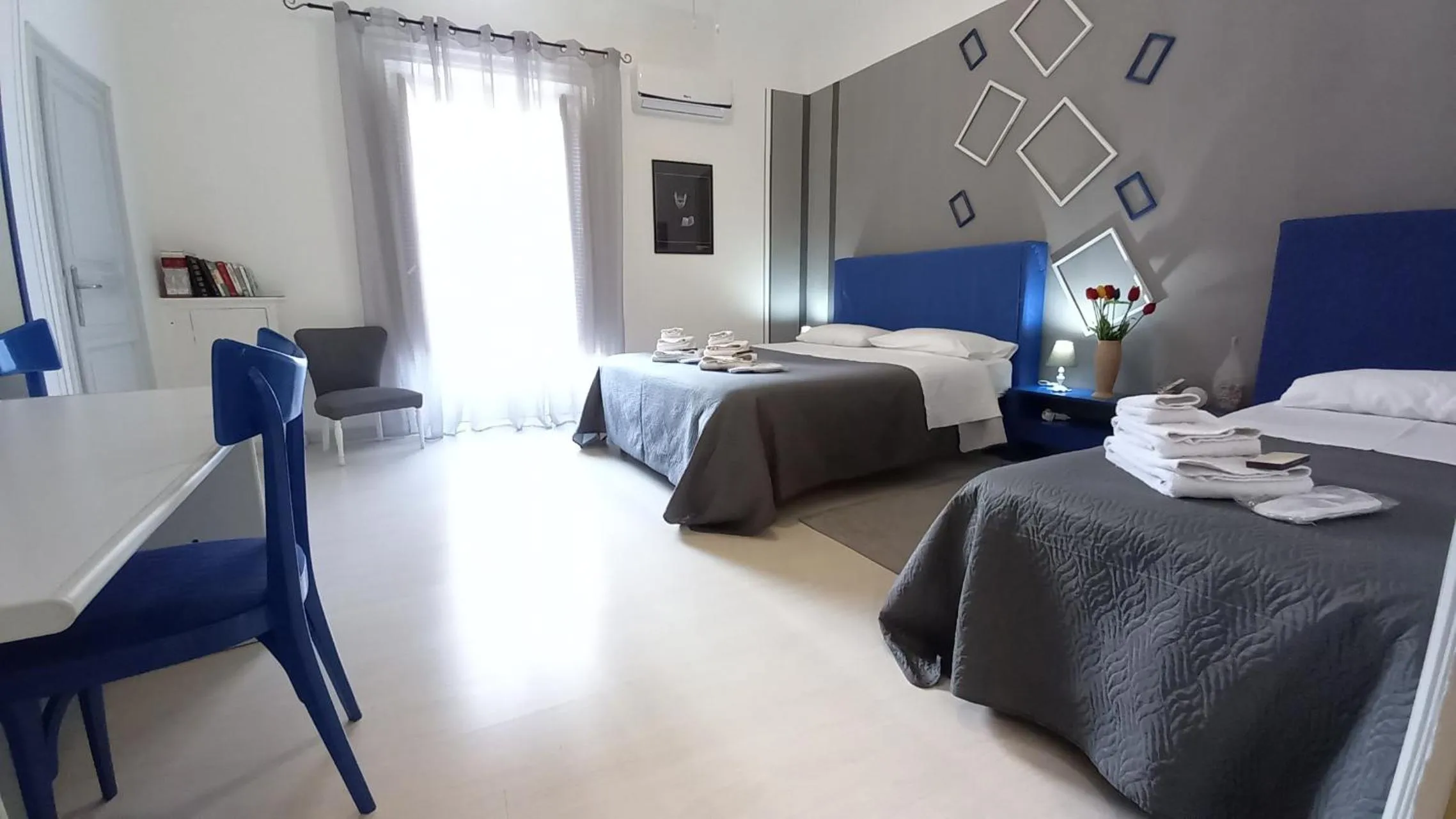 Triple Room with Private Bathroom in BED&BOOK Palazzo Cutelli