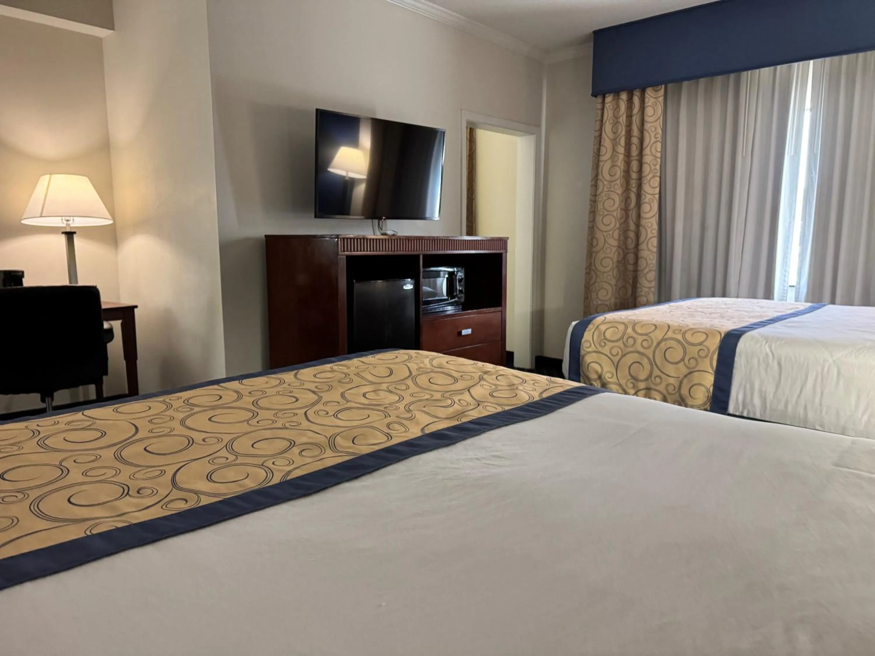 TV and multimedia, Bed in Baymont by Wyndham McComb