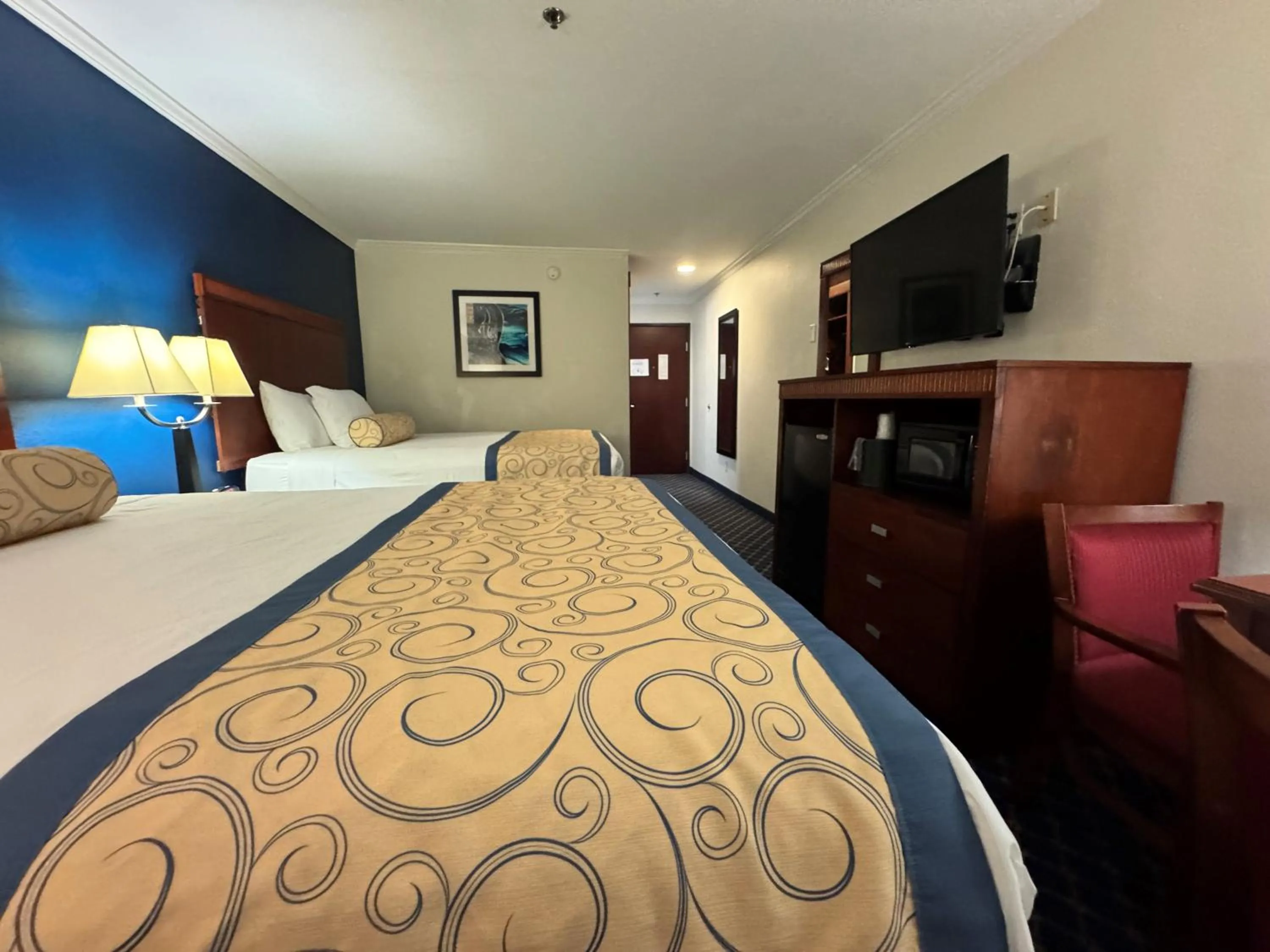 Photo of the whole room, Bed in Baymont by Wyndham McComb