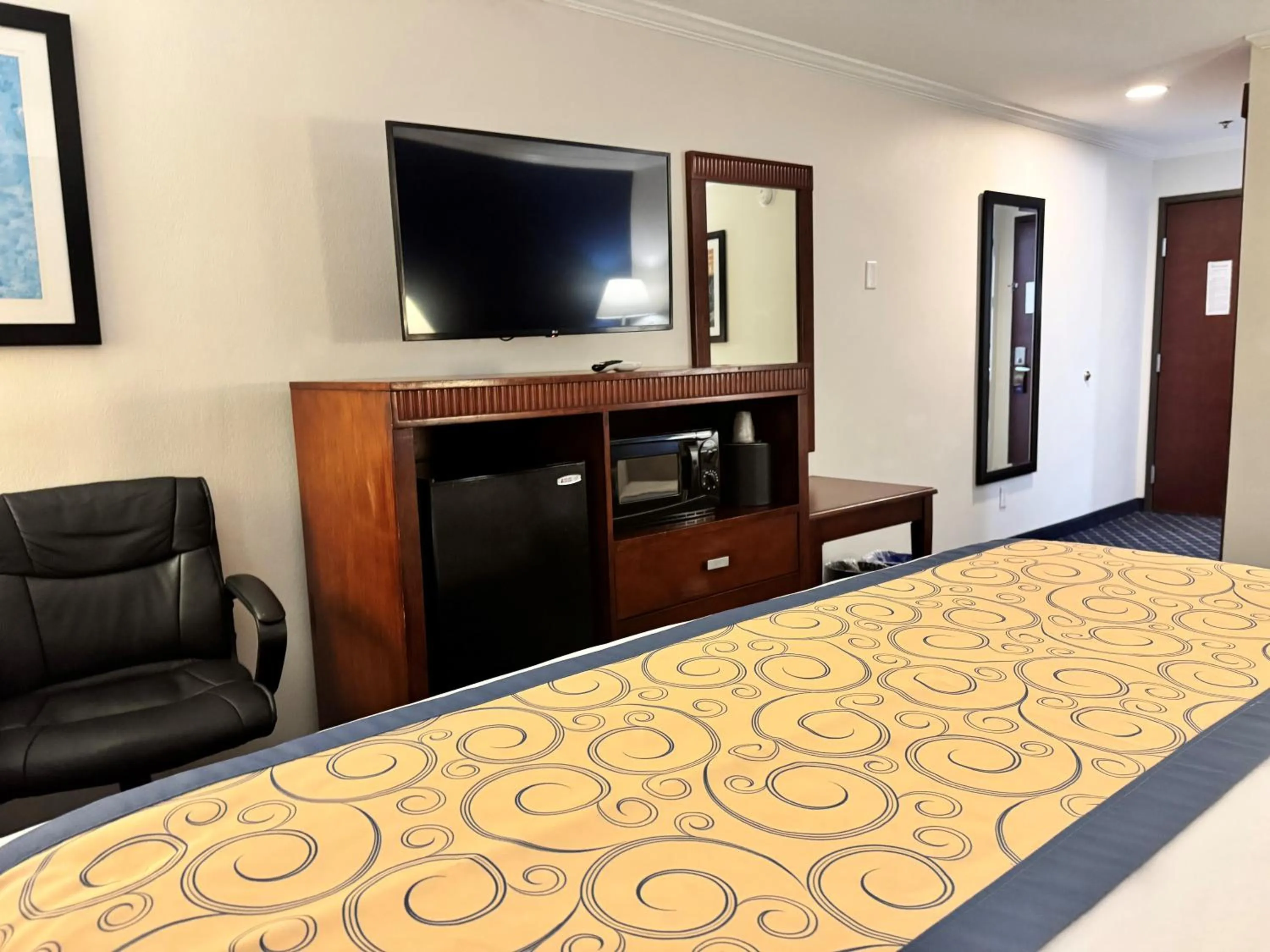 TV and multimedia, Bed in Baymont by Wyndham McComb