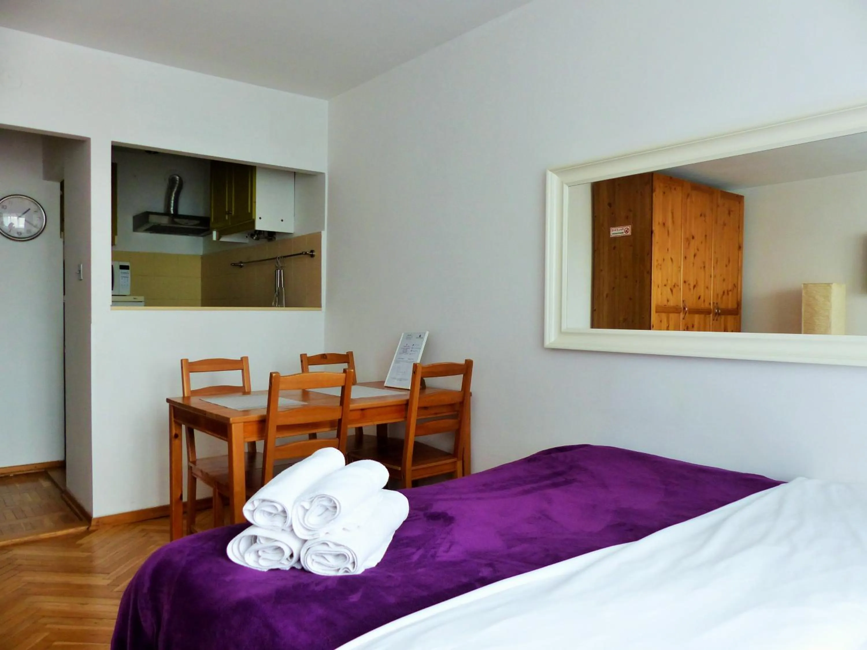 Kitchen or kitchenette, Bed in Hosapartments City Center