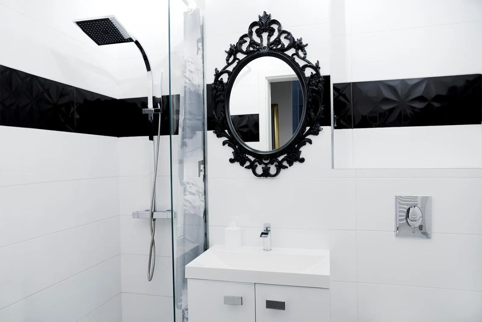 Shower in Hosapartments City Center