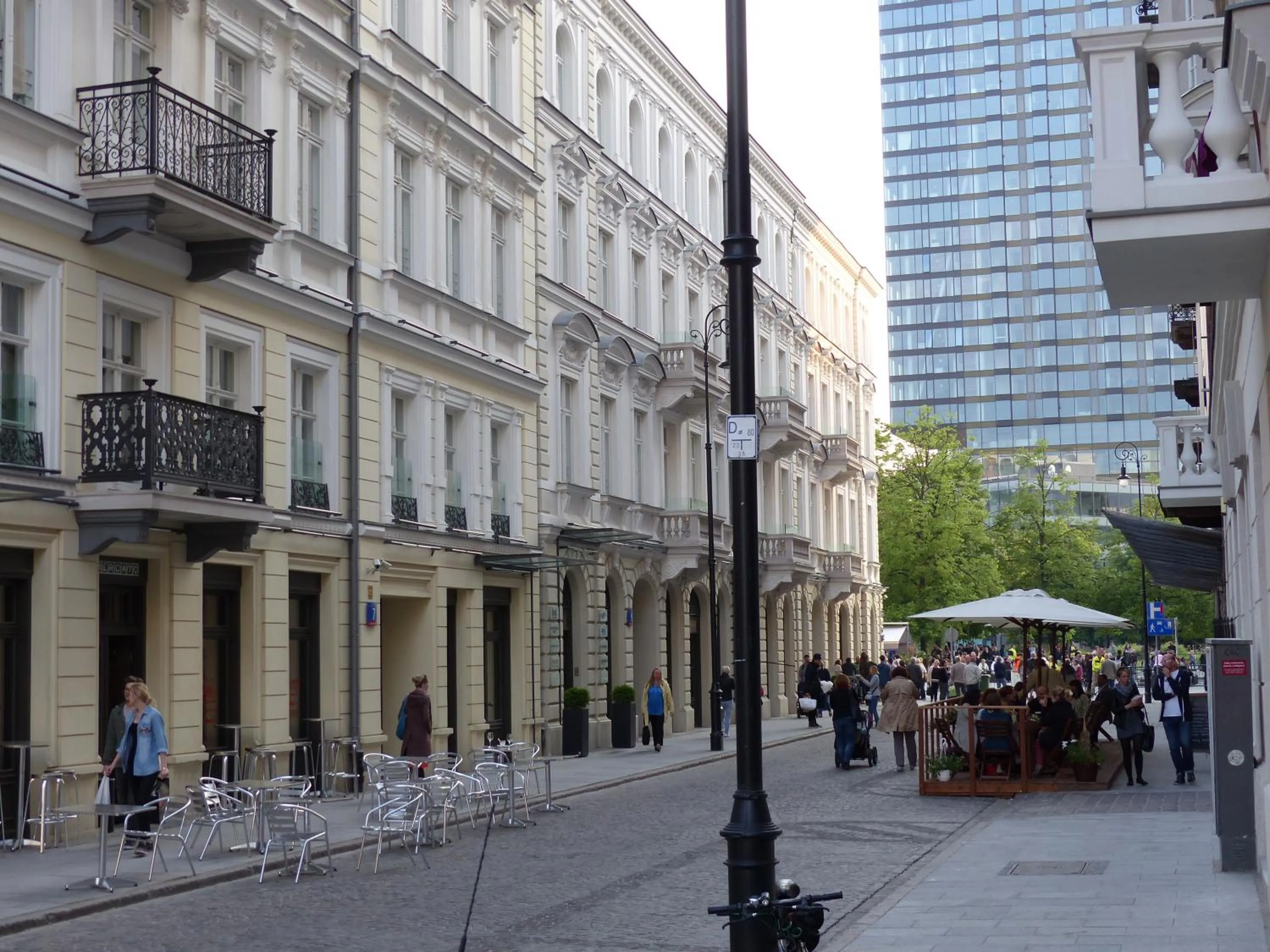 Restaurant/places to eat in Hosapartments City Center