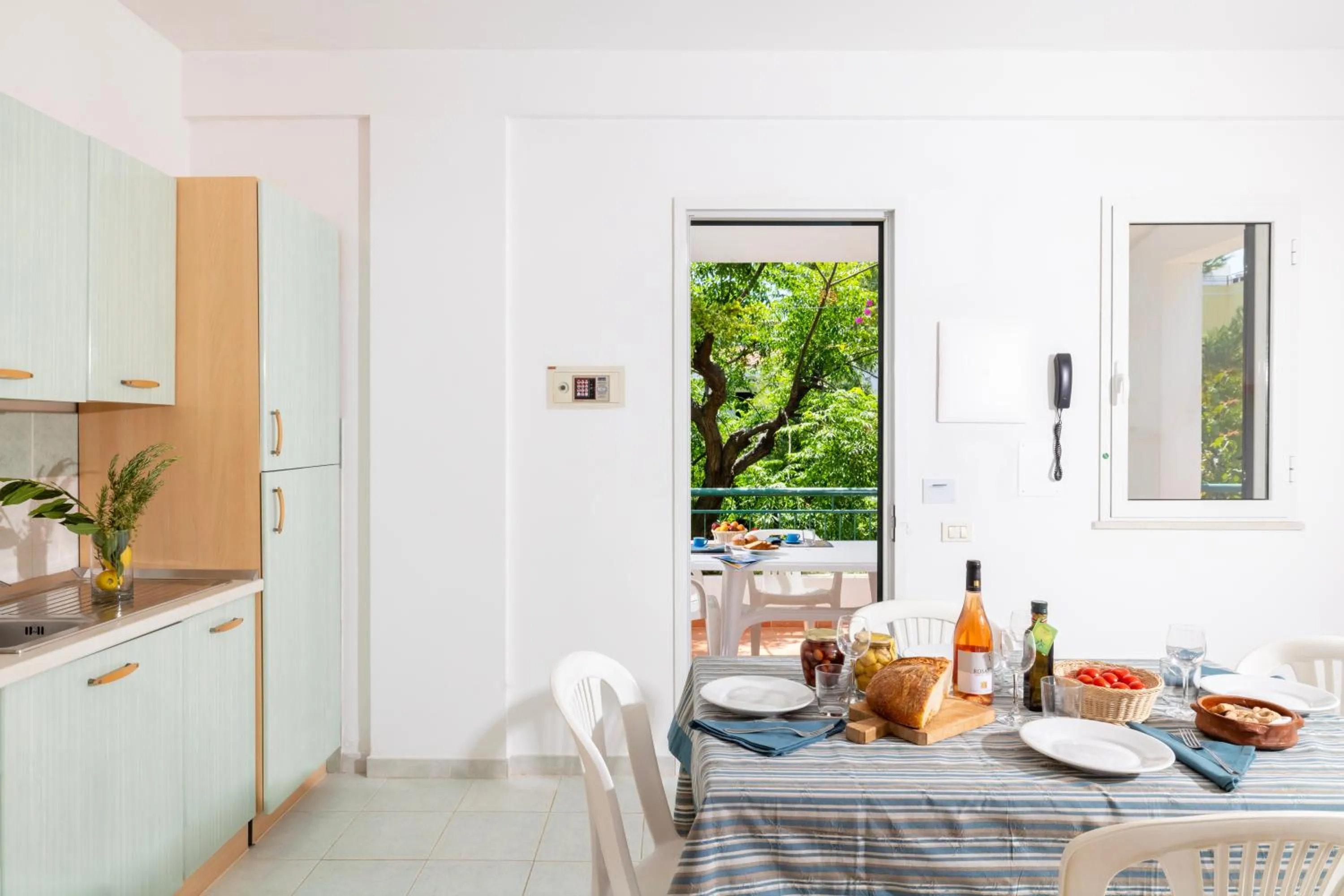 Kitchen or kitchenette in Baia Degli Aranci Suite & Apartments