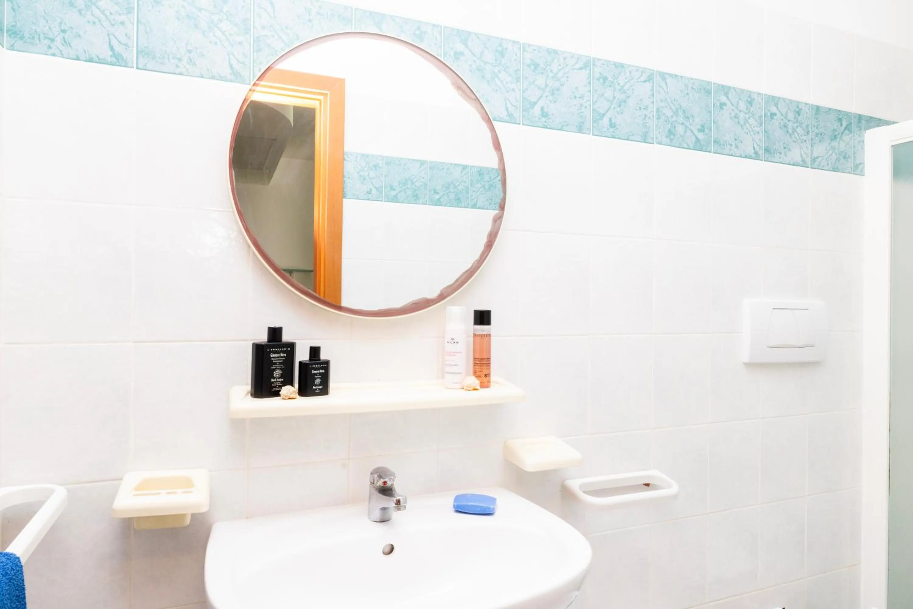 Bathroom in Baia Degli Aranci Suite & Apartments