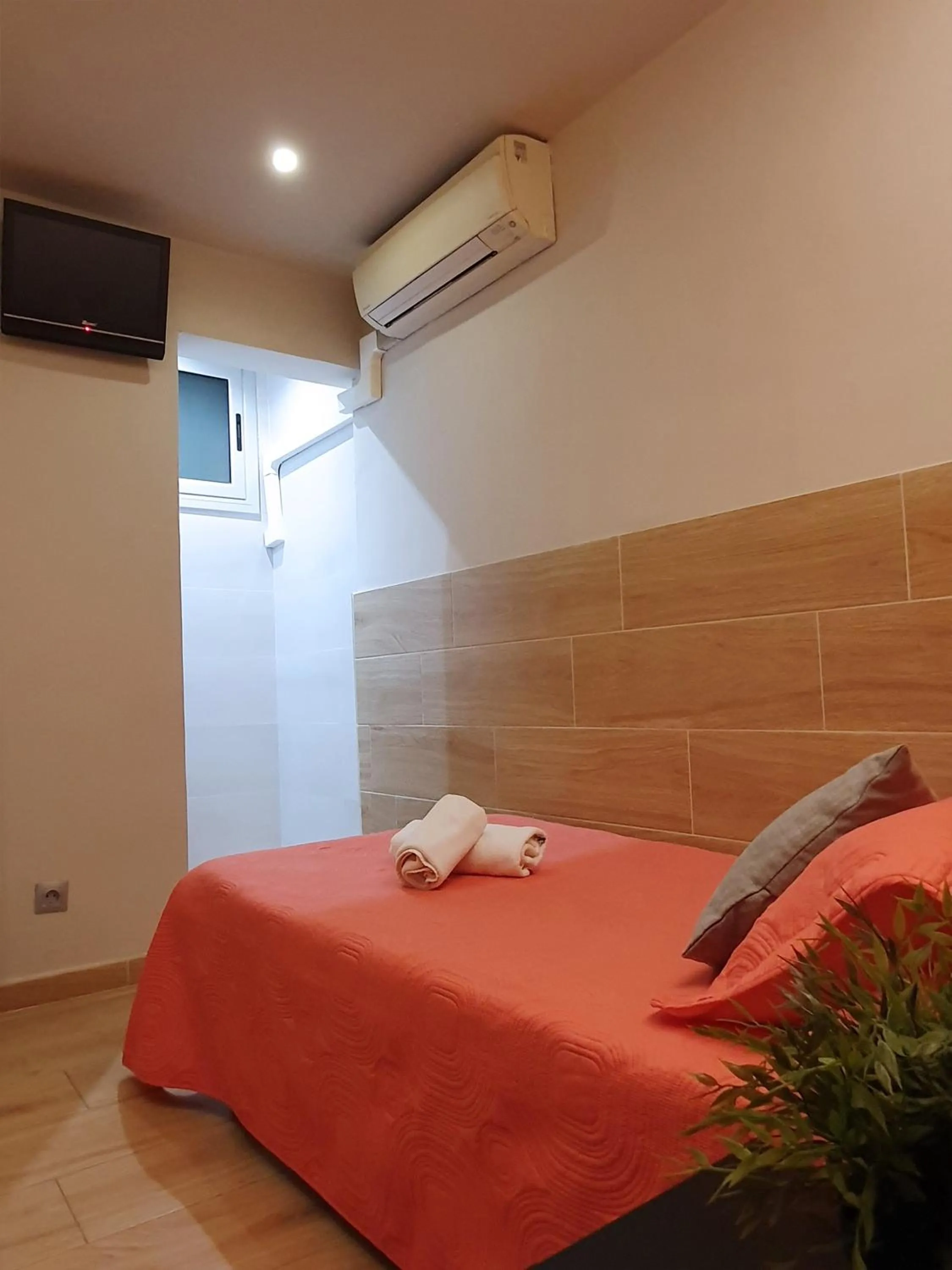 Photo of the whole room, Bed in Pensión San Ramón