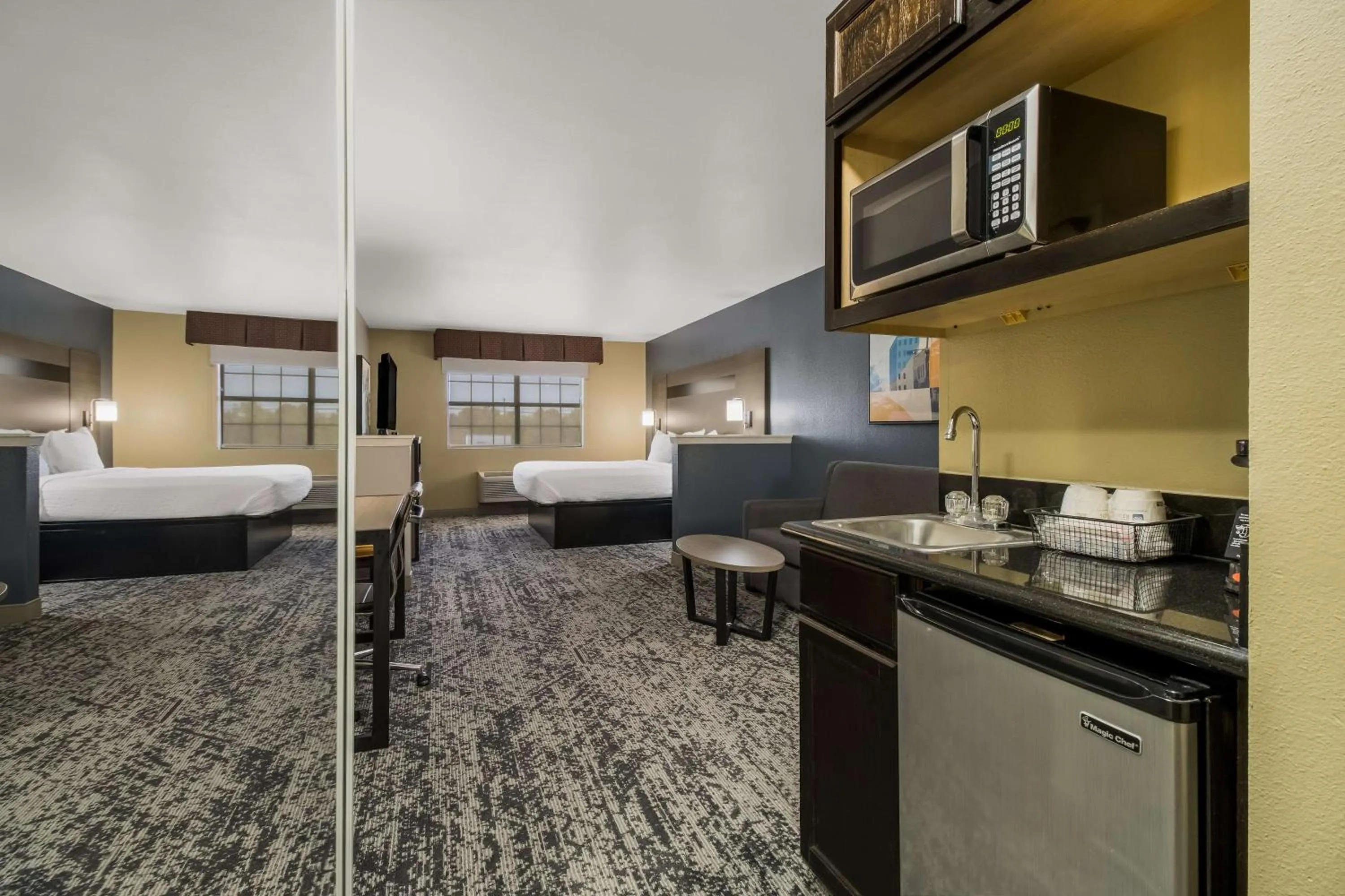 Photo of the whole room, Bed in Best Western Temple Inn & Suites