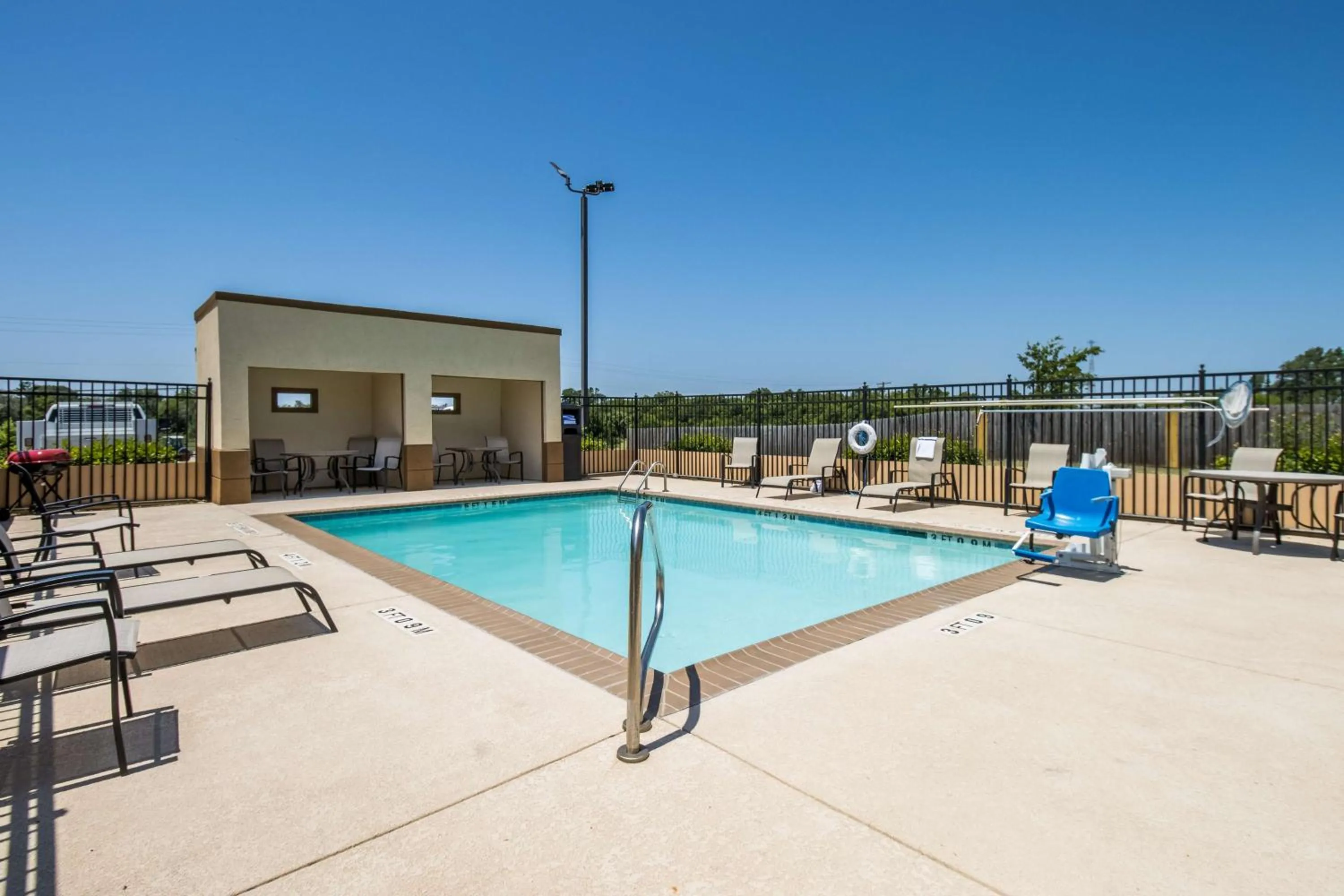 Pool view in Best Western Temple Inn & Suites