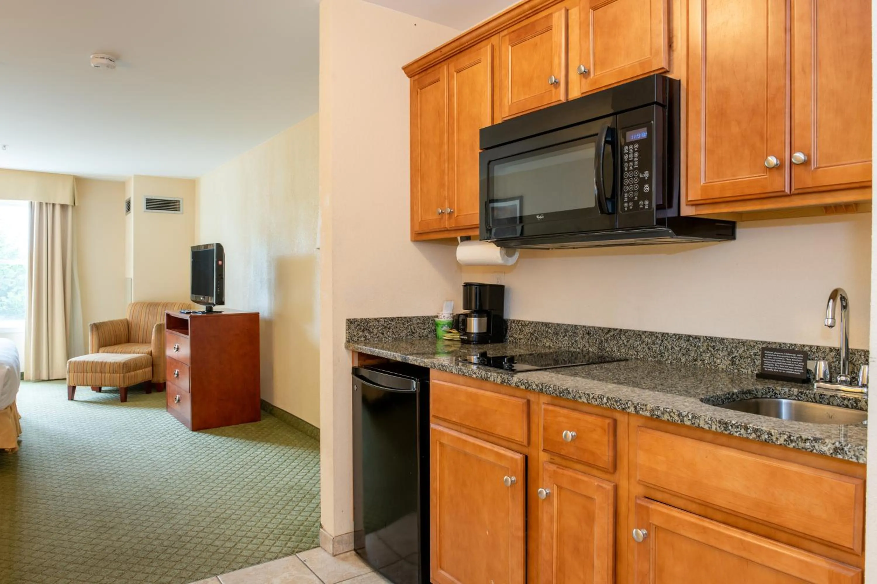 stove in White River Inn & Suites