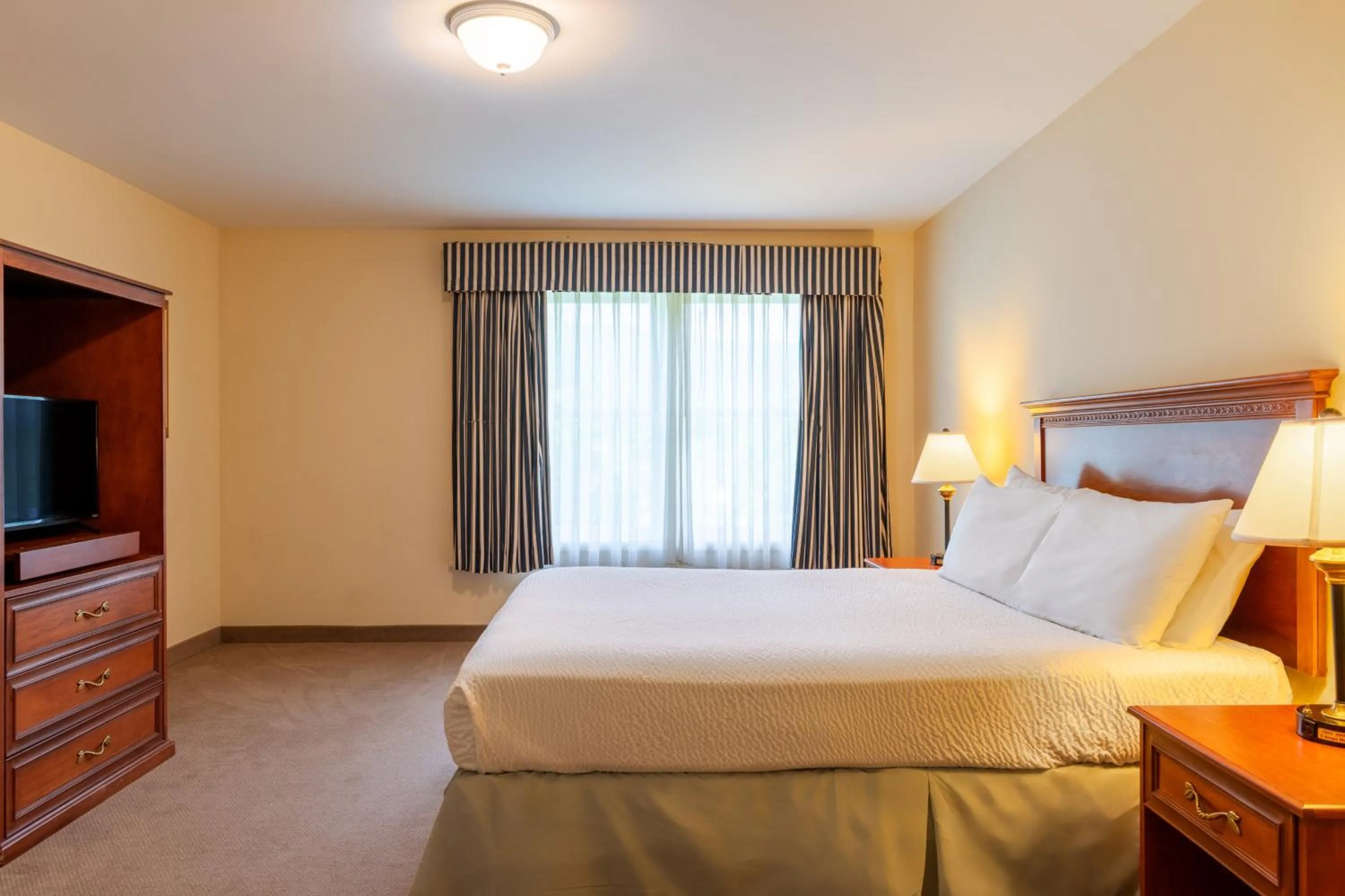 Bedroom, Bed in White River Inn & Suites