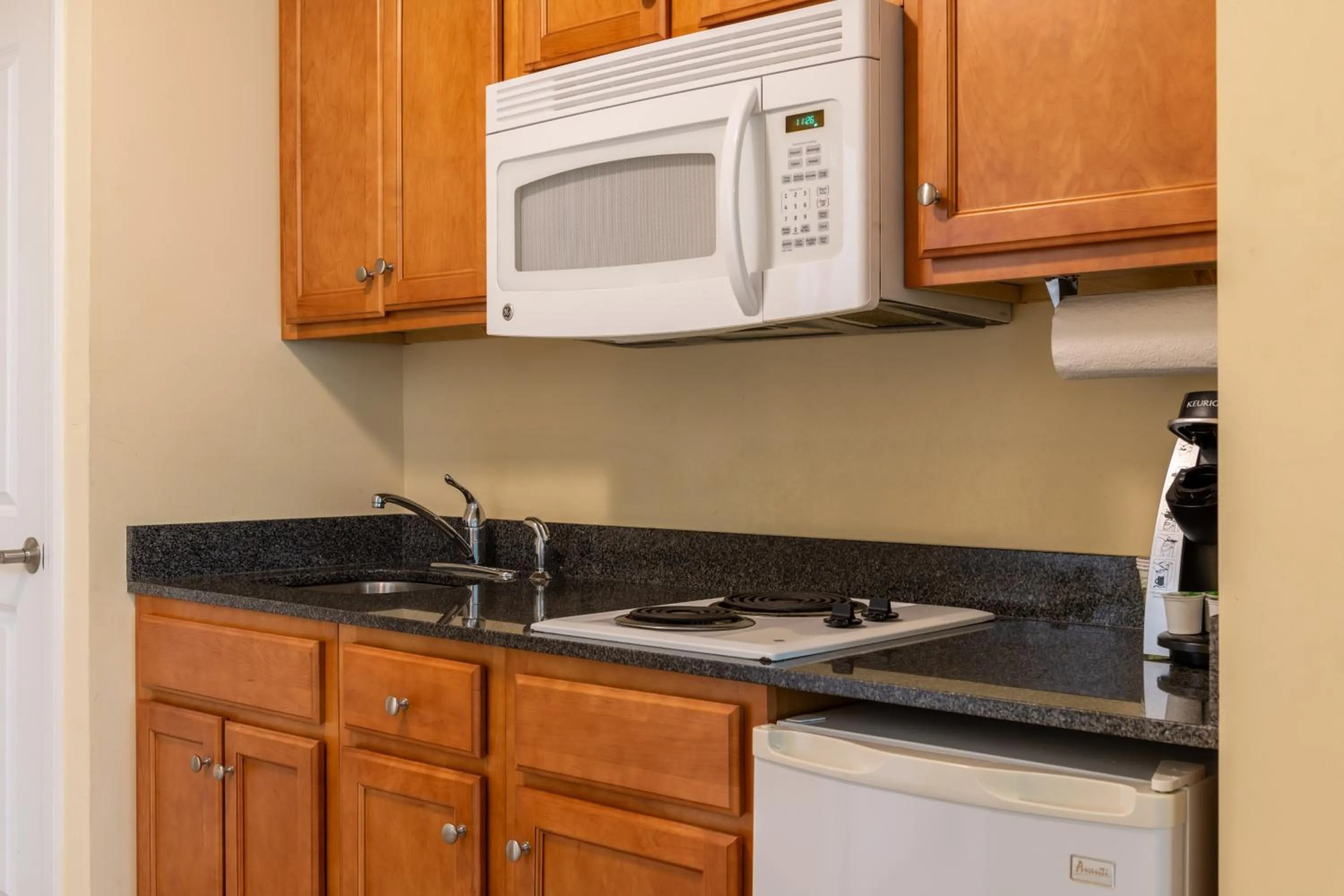 Kitchen or kitchenette in White River Inn & Suites