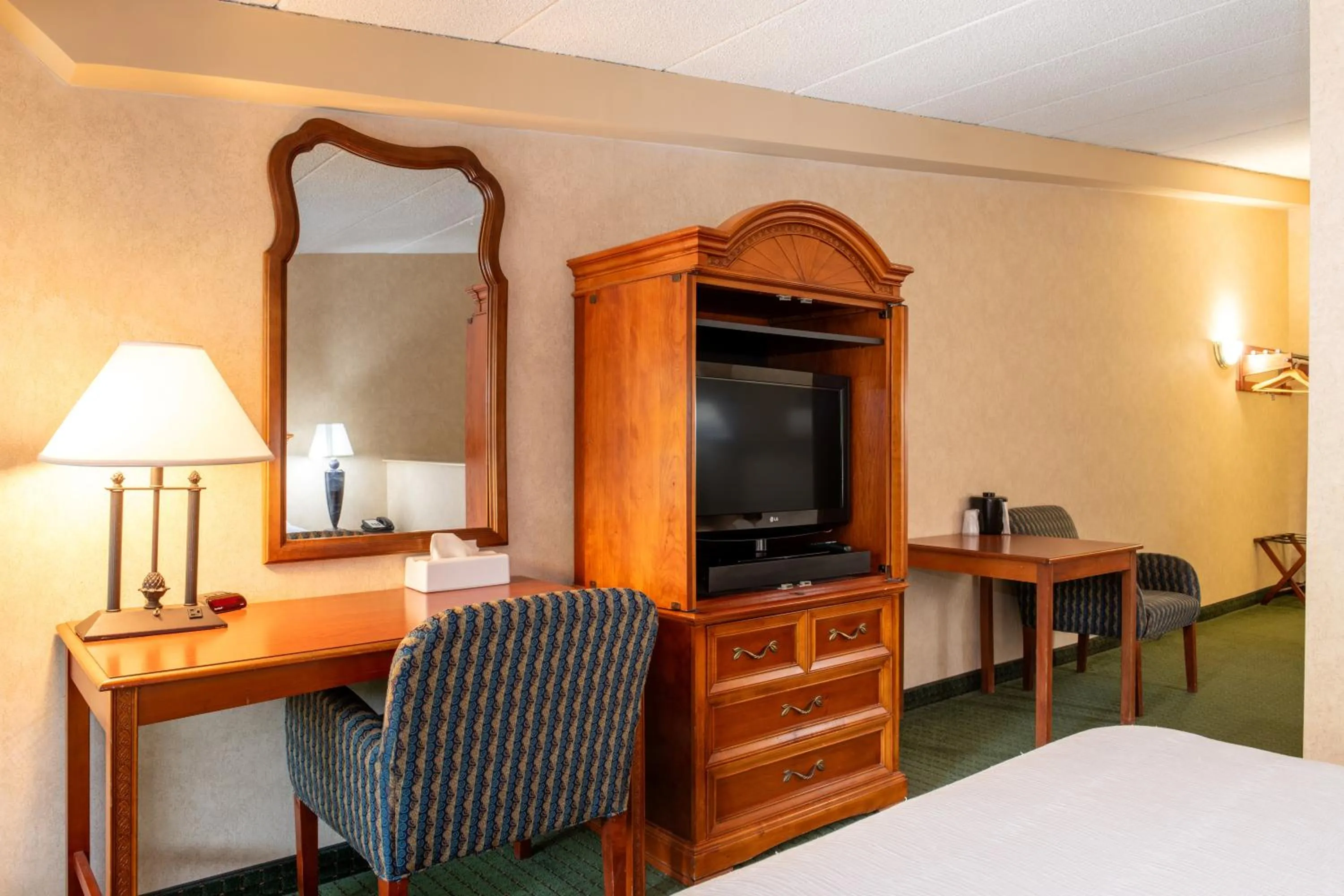 Living room, Bed in White River Inn & Suites