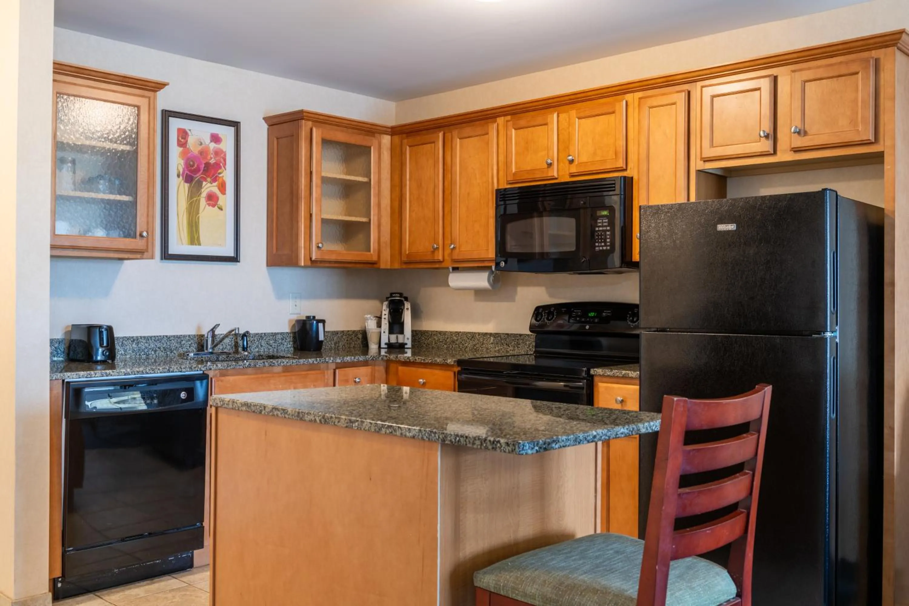 Kitchen or kitchenette in White River Inn & Suites