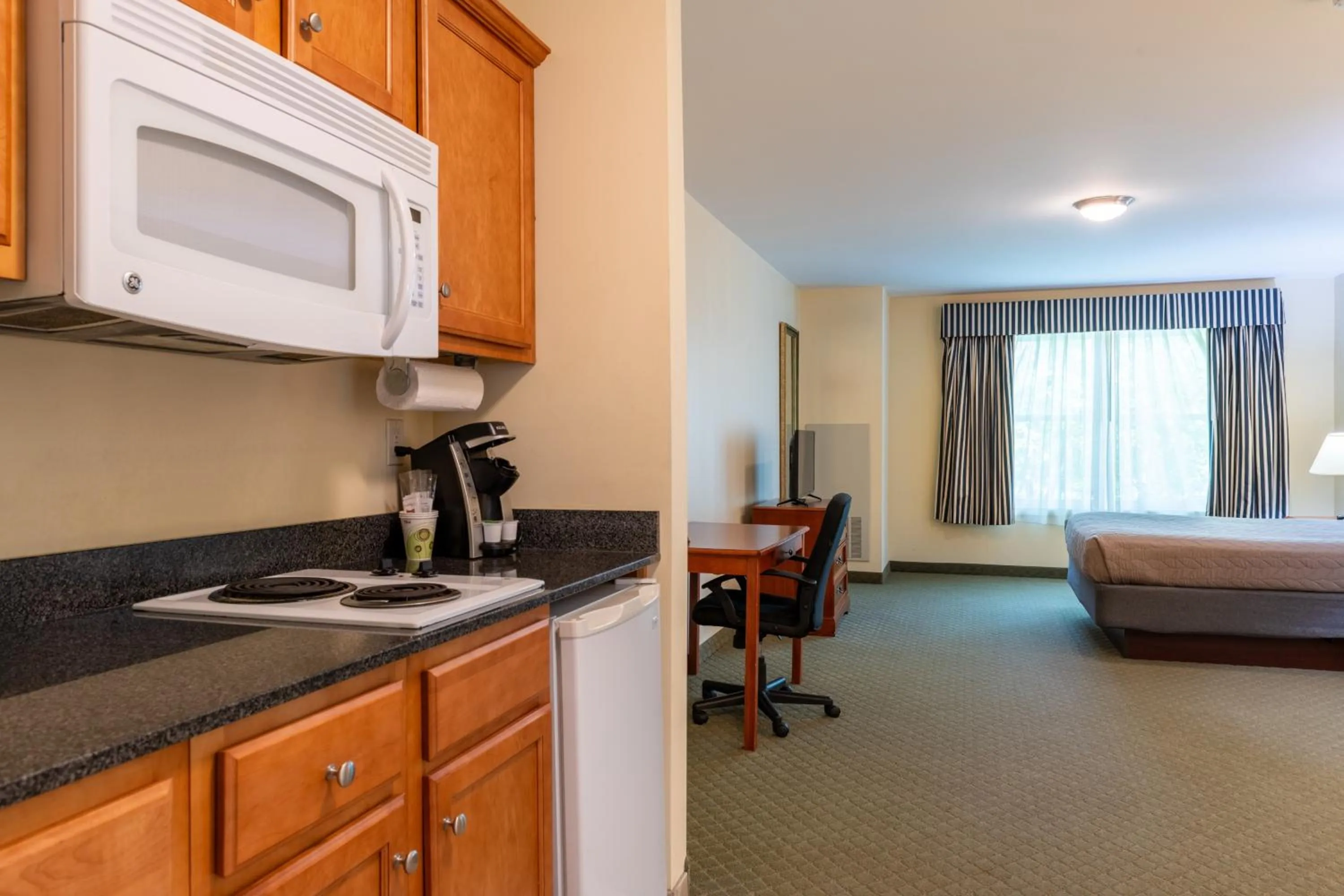 Kitchen or kitchenette, Bed in White River Inn & Suites