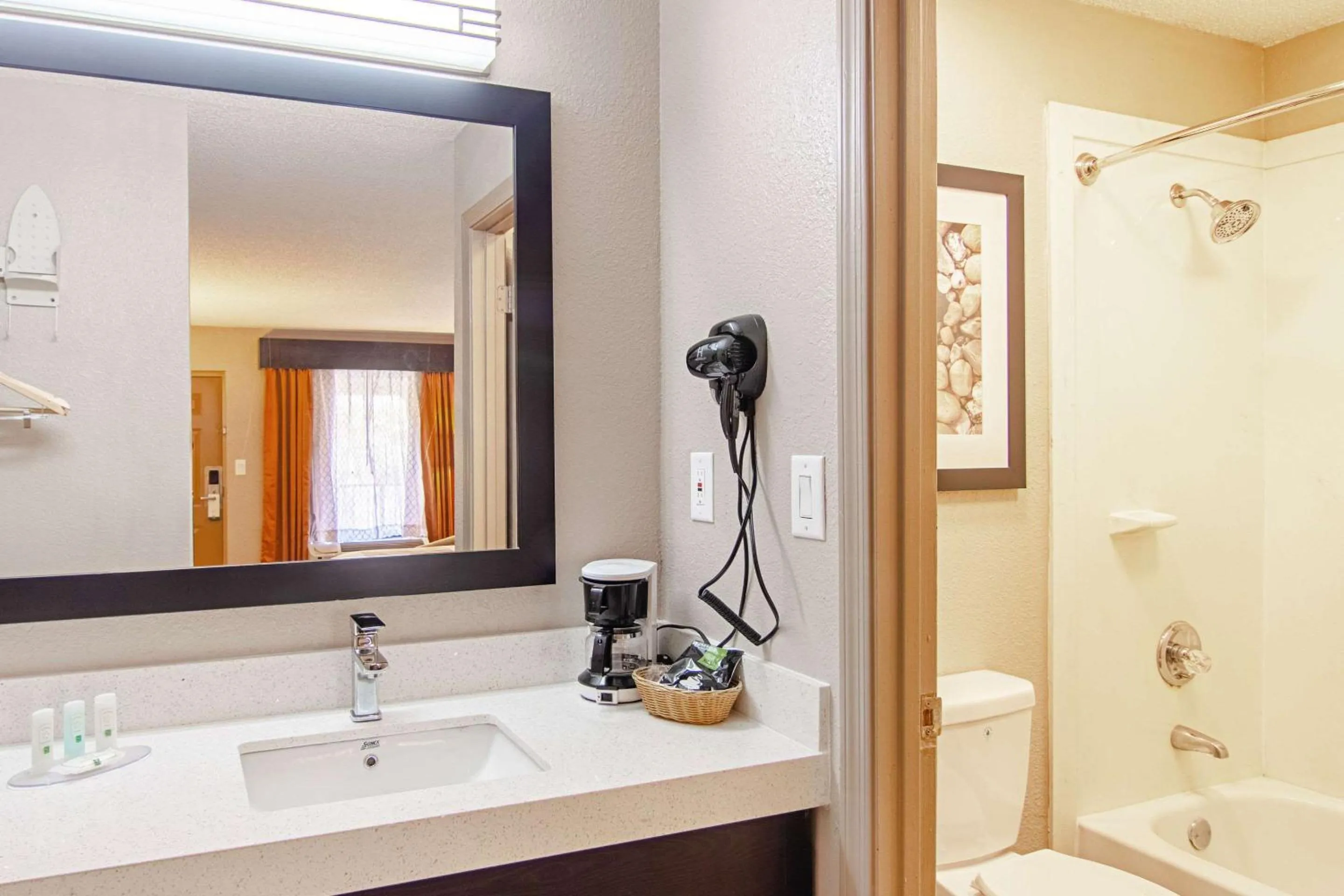 Bathroom in Quality Inn Villa Rica