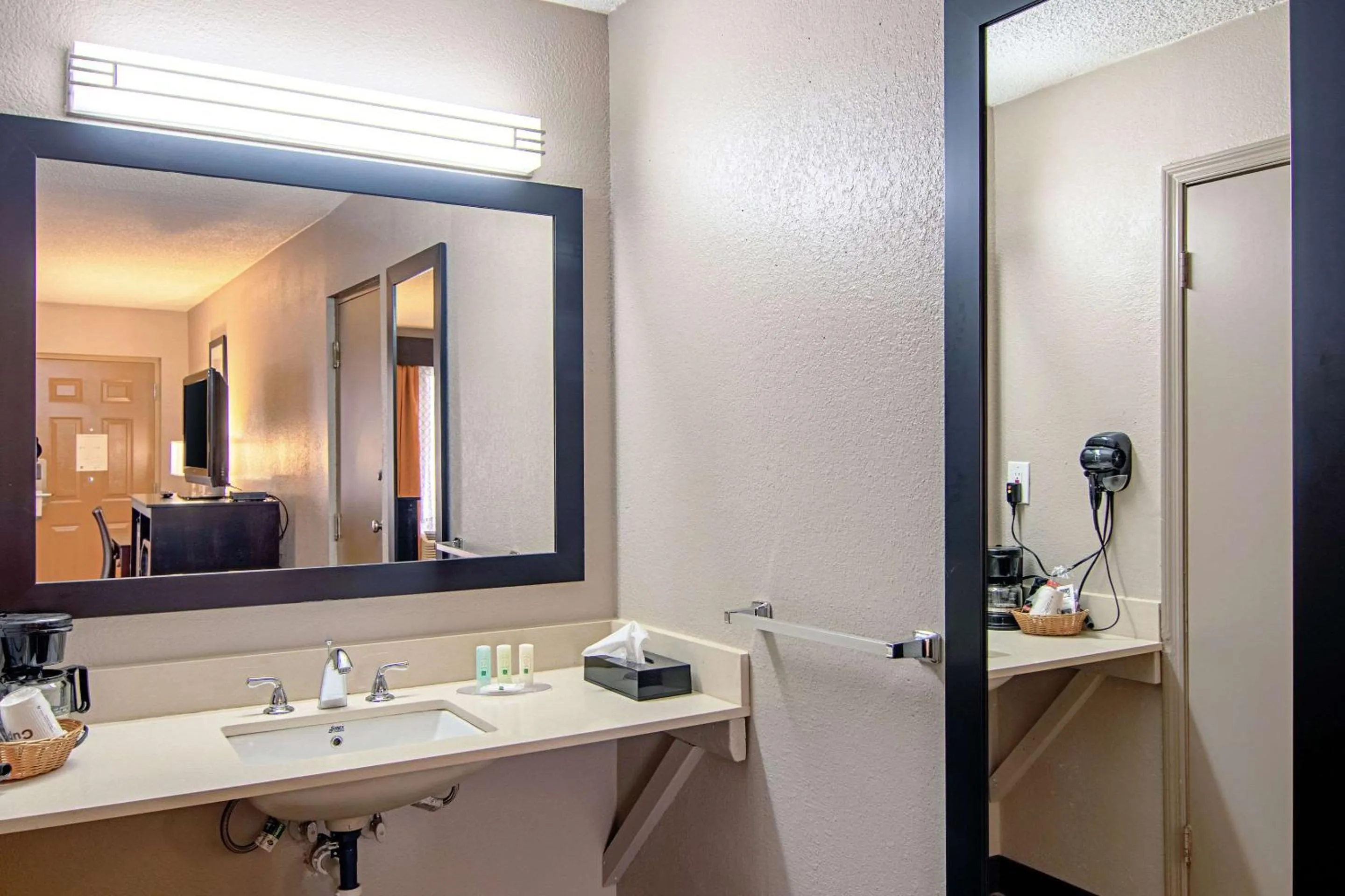 Bathroom in Quality Inn Villa Rica
