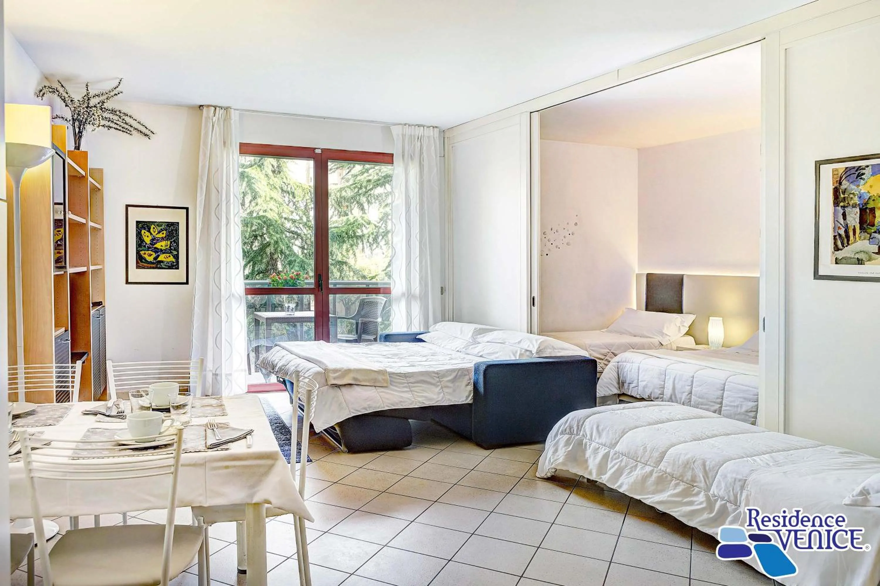 Photo of the whole room, Bed in Residence Venice