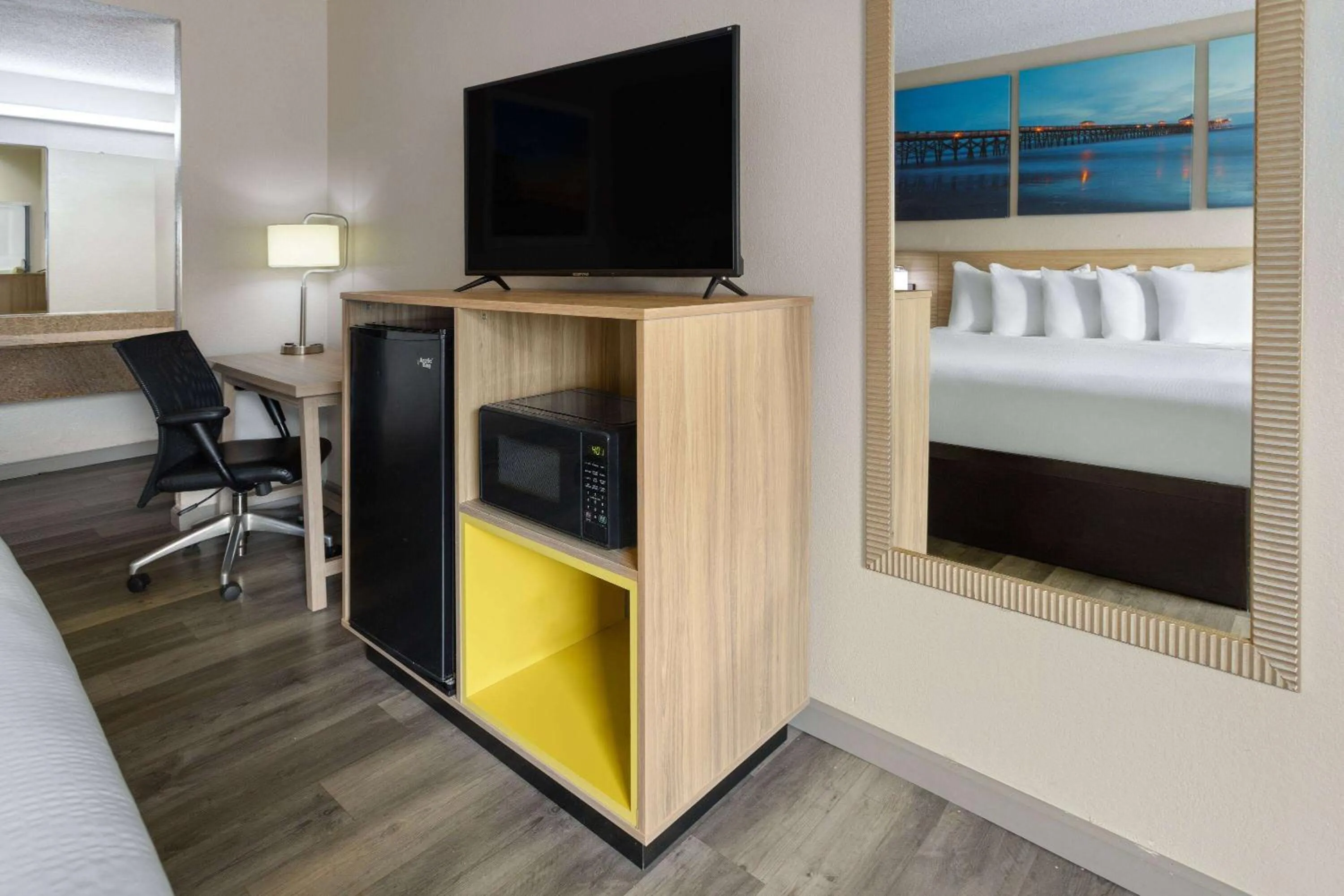 Photo of the whole room, Bed in Days Inn by Wyndham Aberdeen