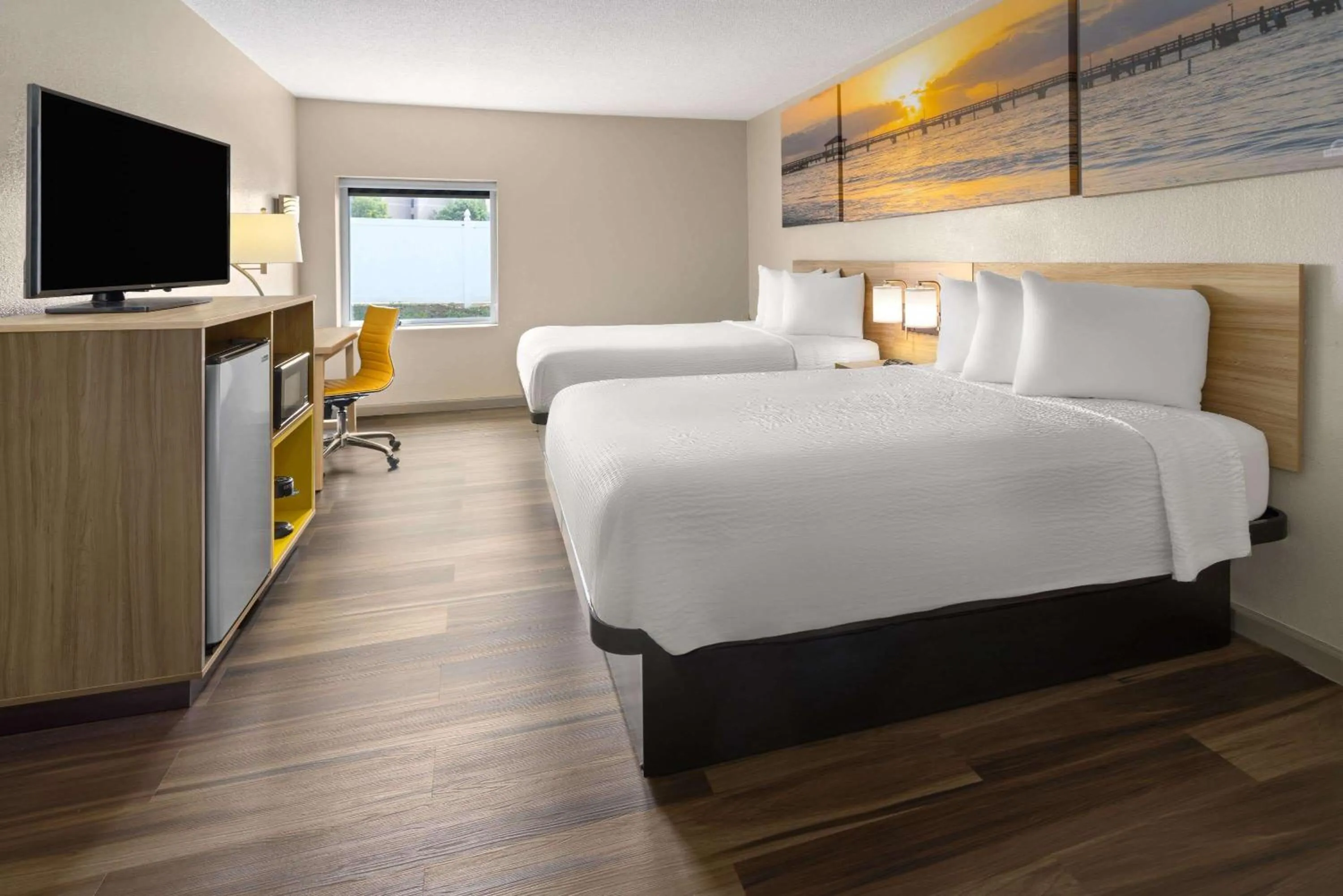 Photo of the whole room, Bed in Days Inn by Wyndham Aberdeen