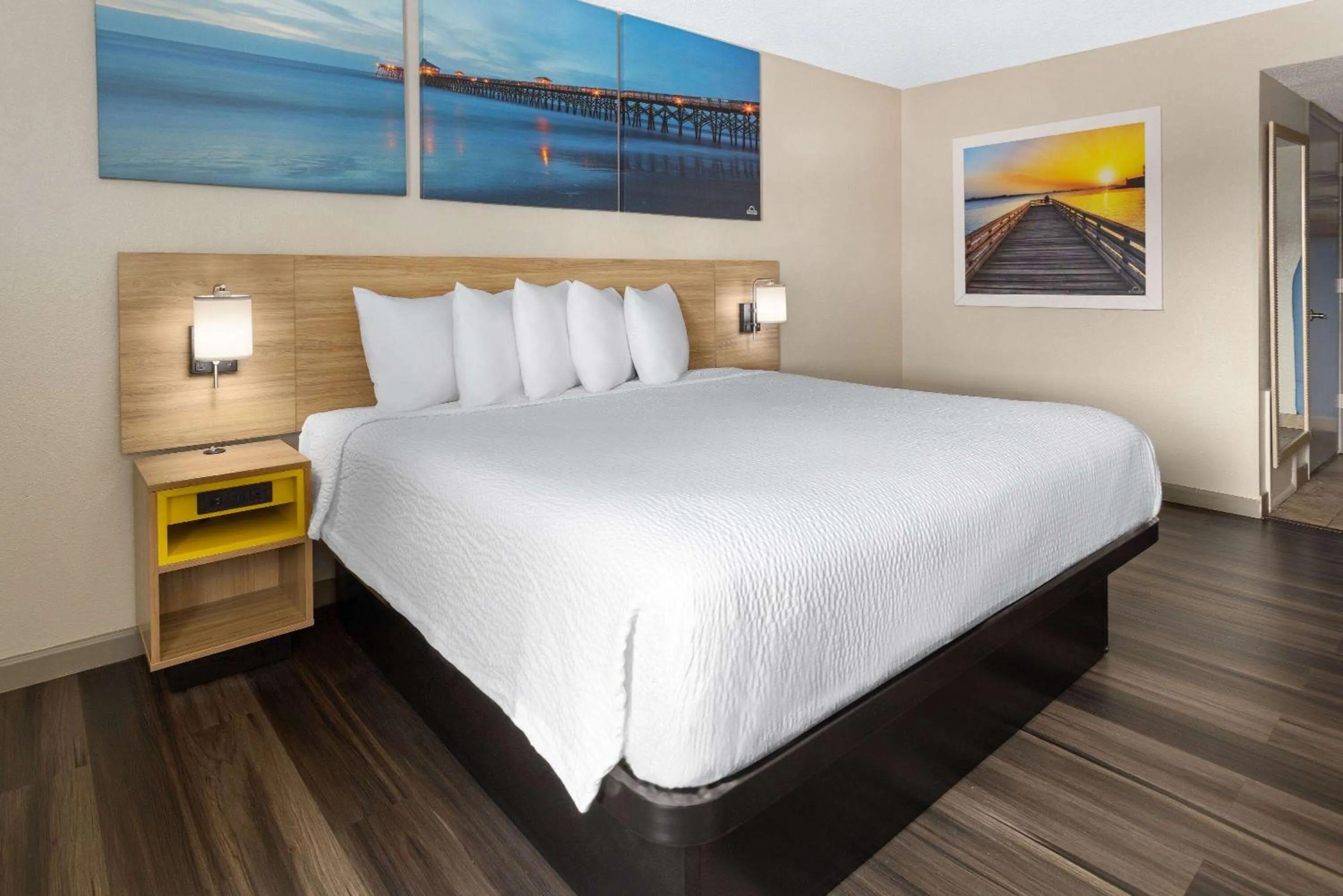 Photo of the whole room, Bed in Days Inn by Wyndham Aberdeen