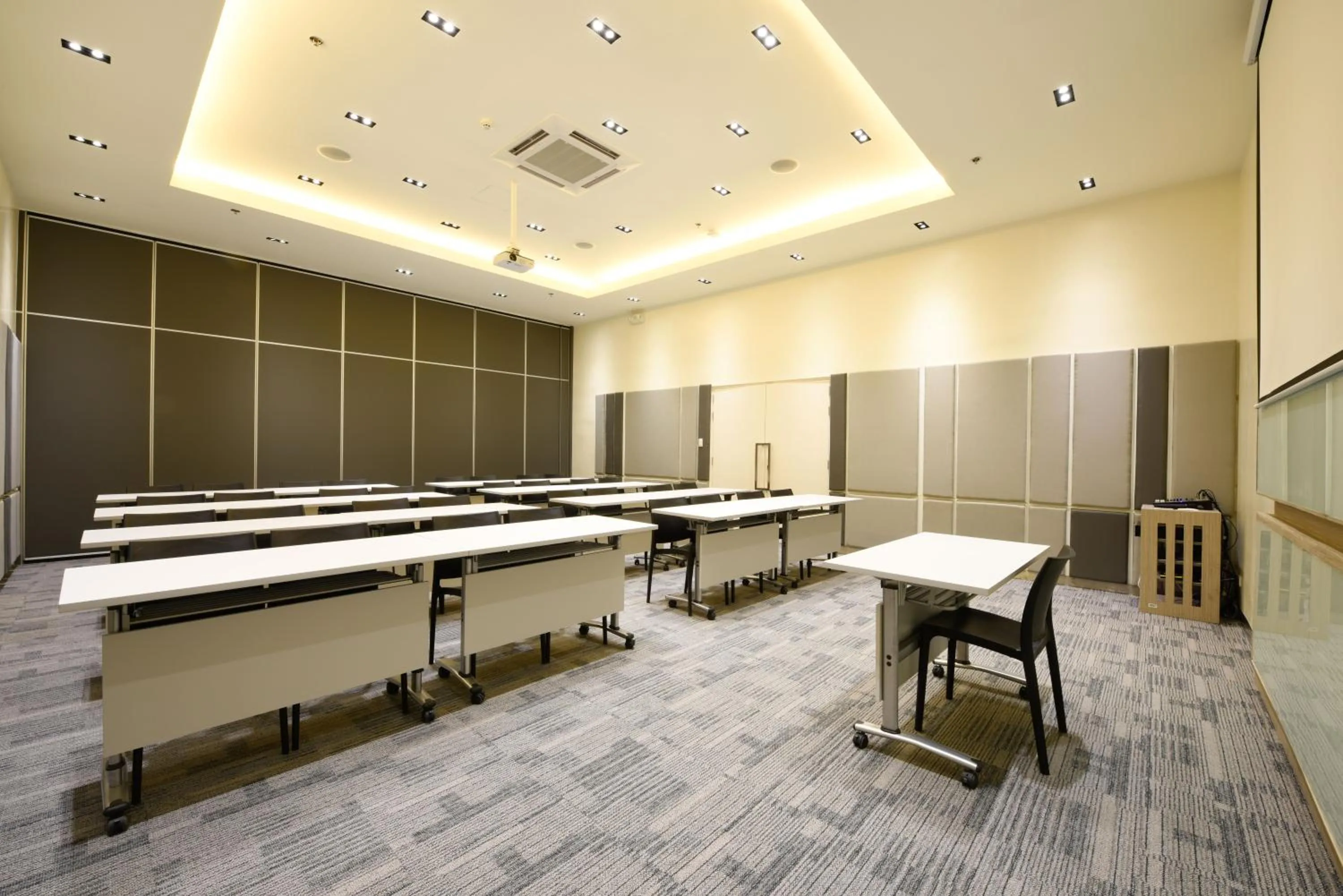 Meeting/conference room in Hop Inn Hotel Alabang Manila