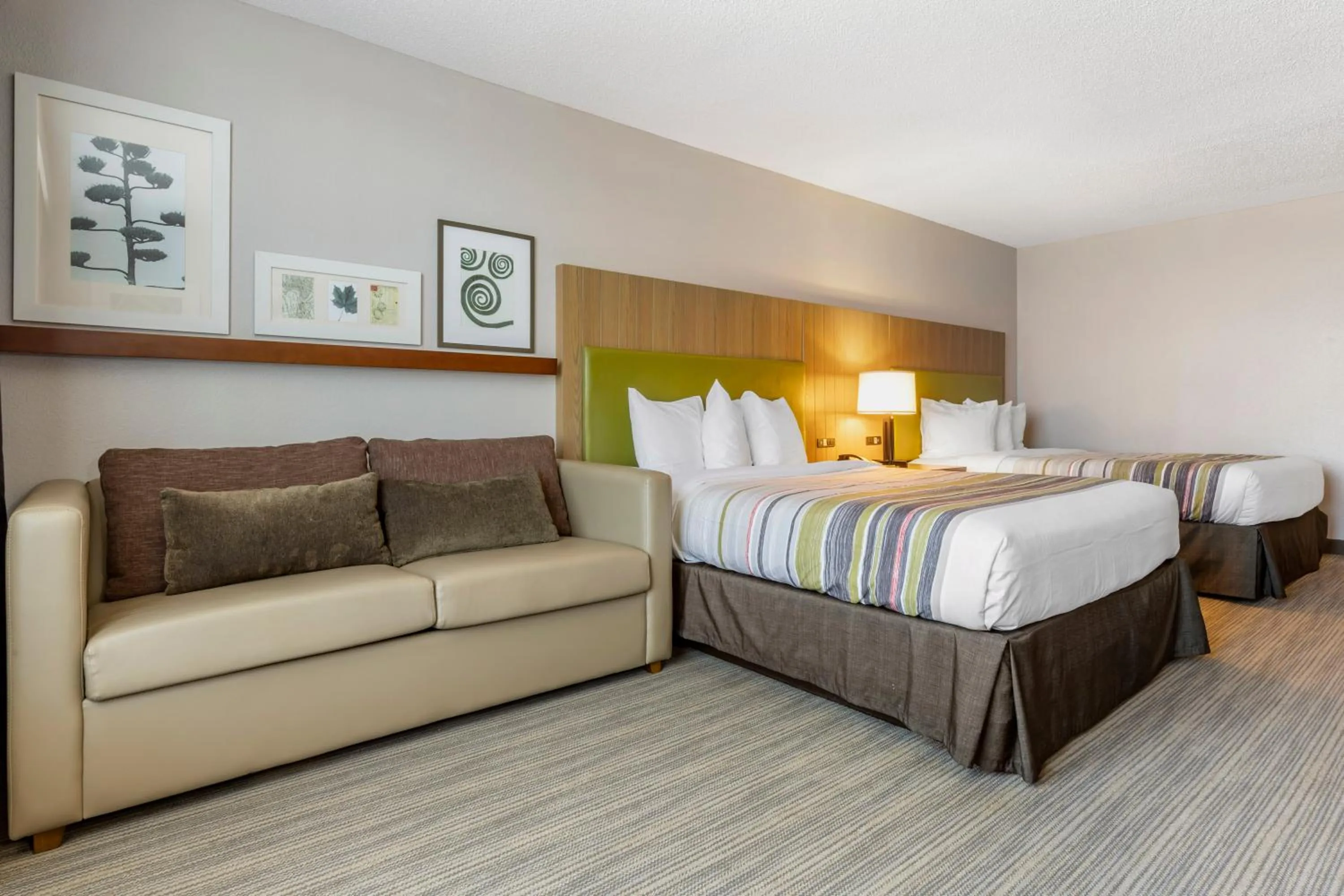 Bed in Country Inn & Suites by Radisson, Lumberton, NC