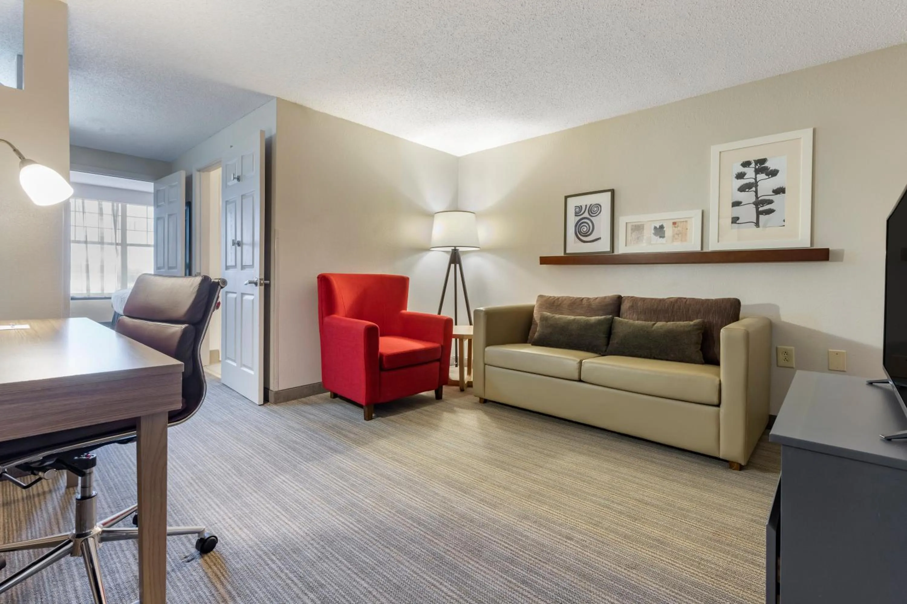 Living room in Country Inn & Suites by Radisson, Lumberton, NC